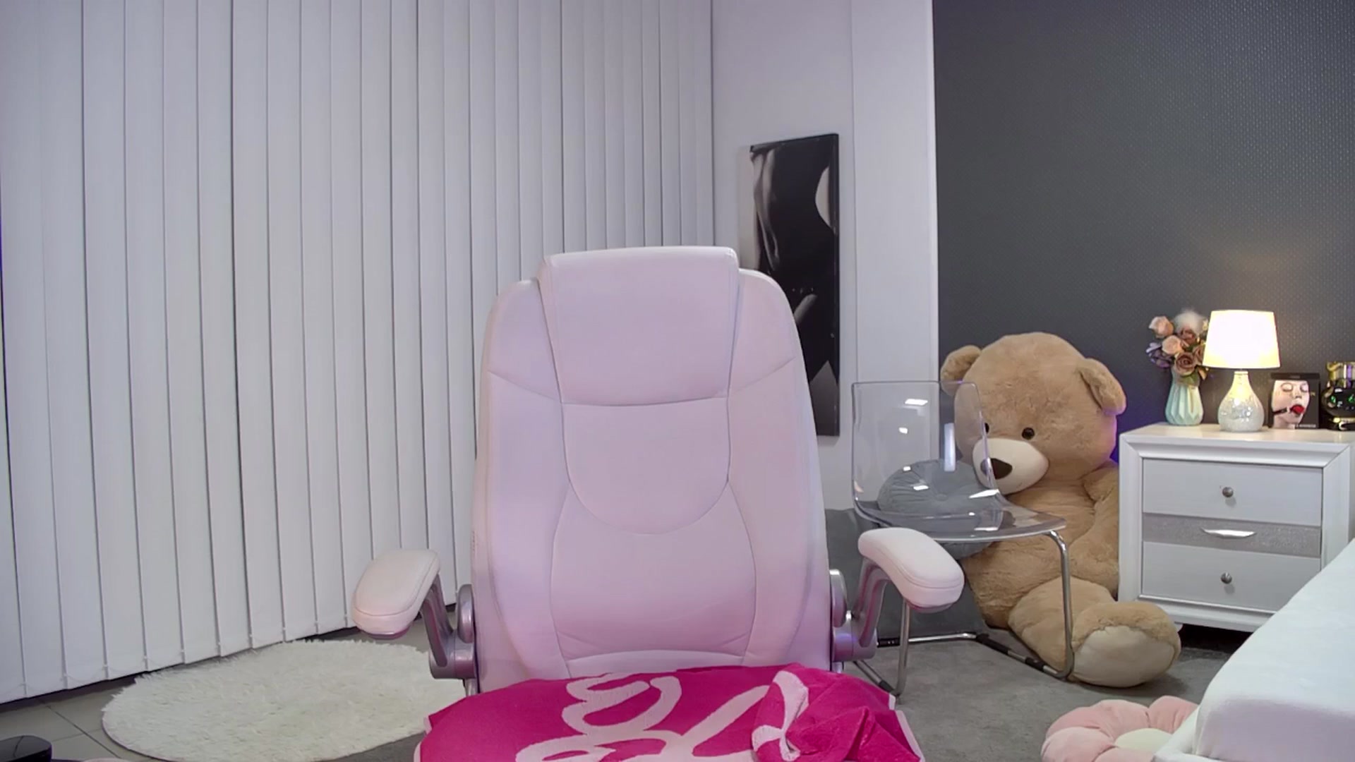 Gallery image thumbnail from Nikki_Crystal's myfreecams stream on, 07/31/2025, 19:59 image 10 of 20