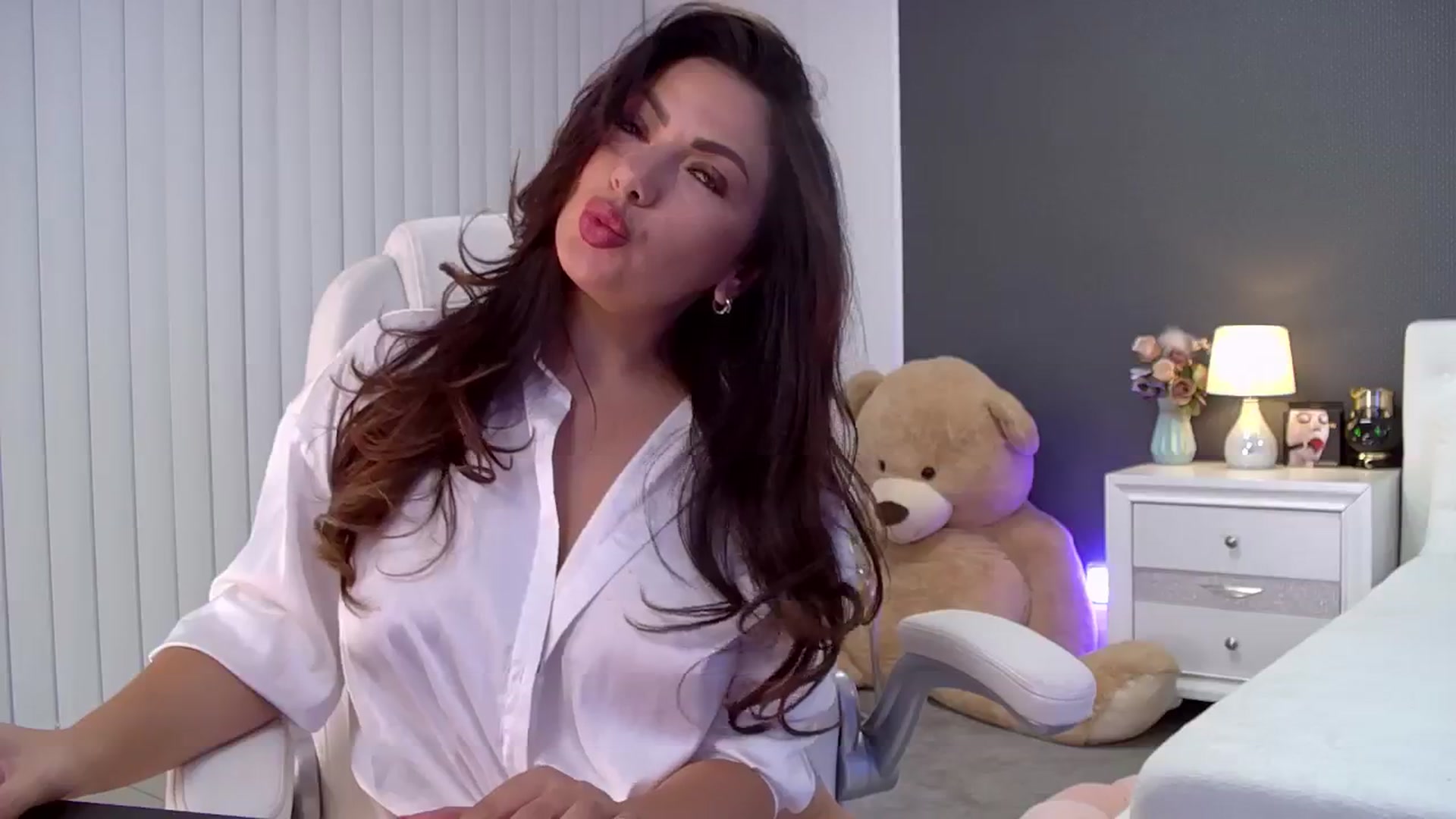Gallery image thumbnail from Nikki_Crystal's myfreecams stream on, 08/18/2025, 19:18 image 7 of 20