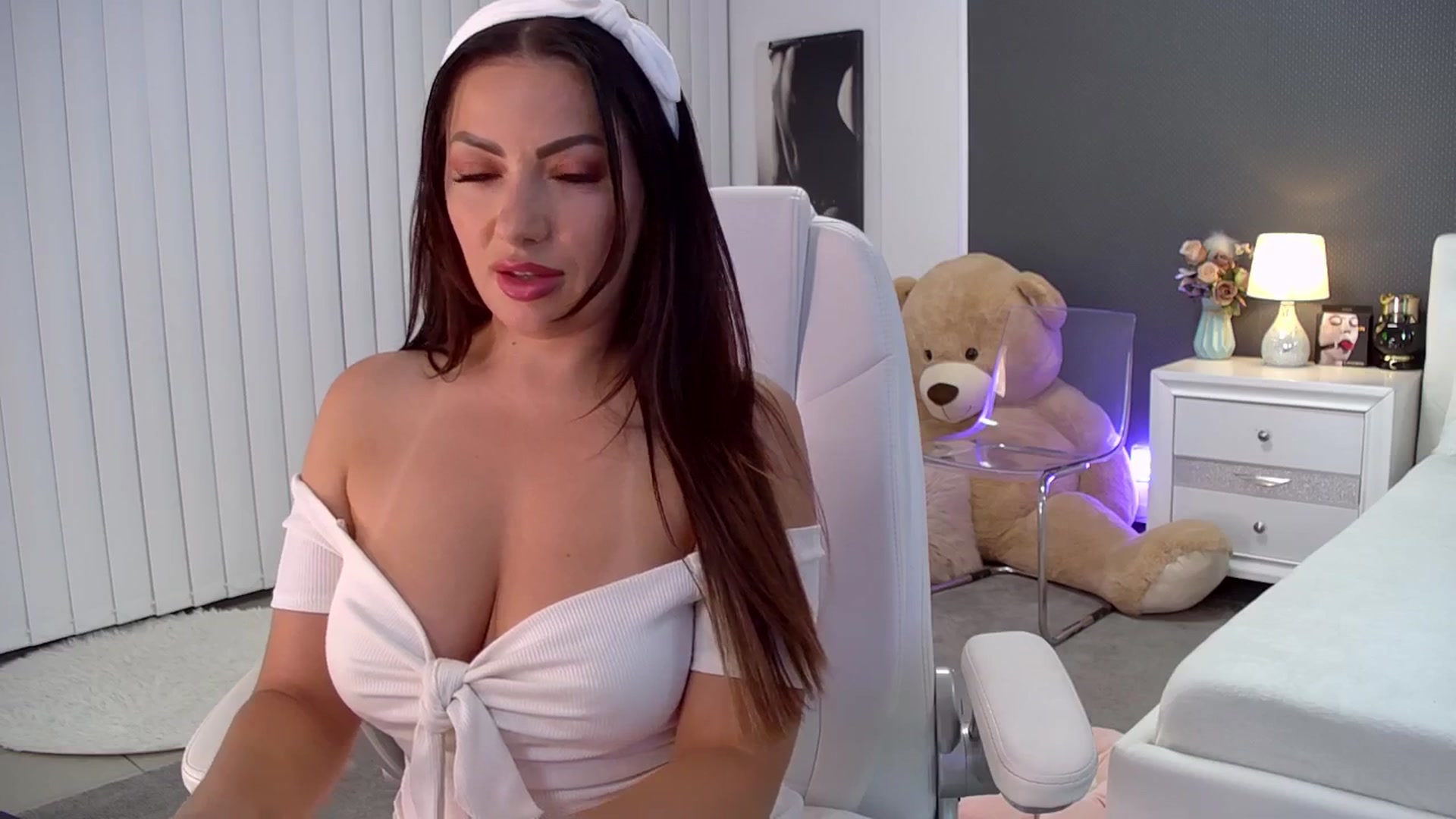 Gallery image thumbnail from Nikki_Crystal's myfreecams stream on, 08/25/2025, 18:34 image 12 of 20