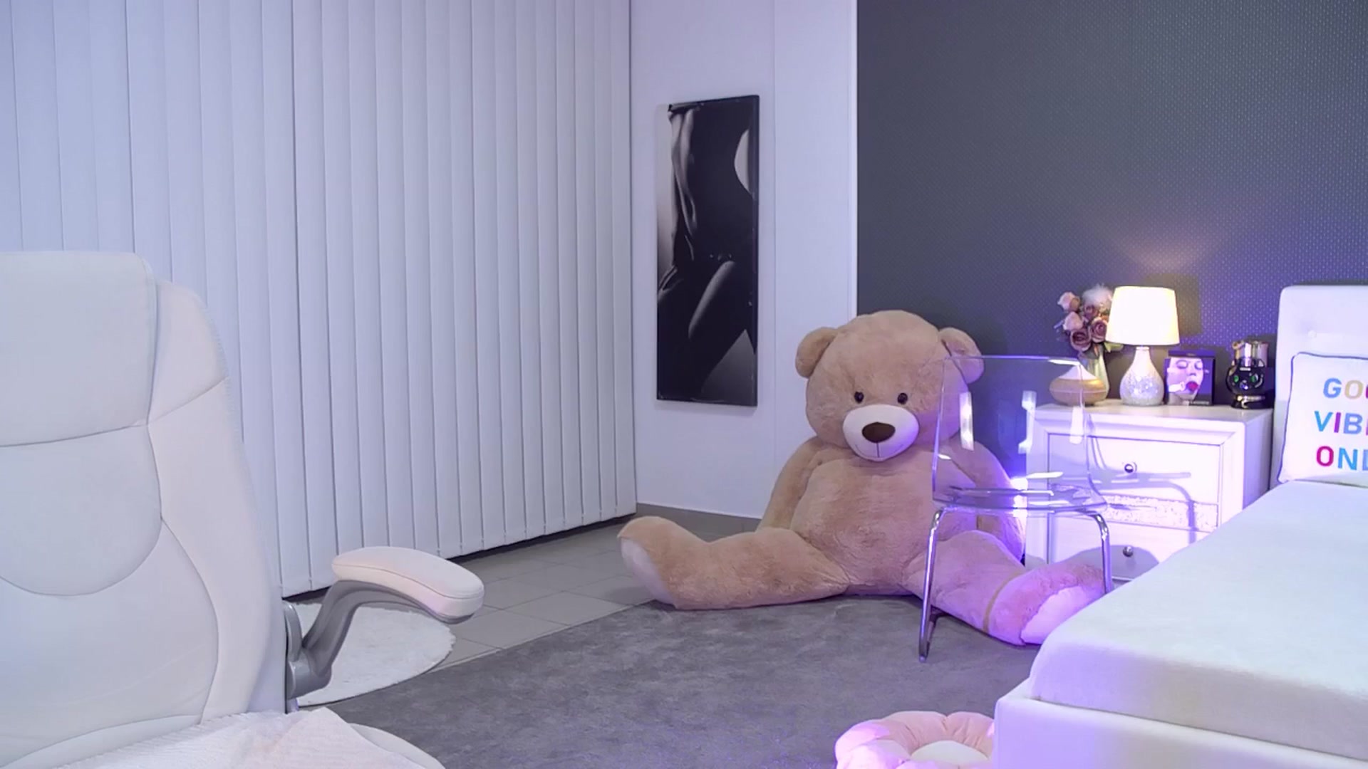 Gallery image thumbnail from Nikki_Crystal's myfreecams stream on, 09/12/2025, 21:03 image 16 of 20