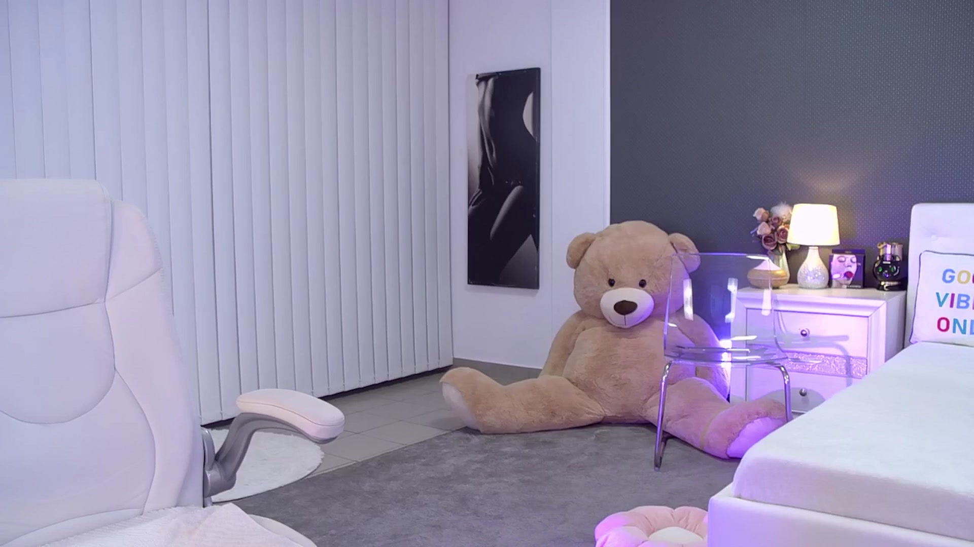 Gallery image thumbnail from Nikki_Crystal's myfreecams stream on, 09/12/2025, 21:03 image 17 of 20