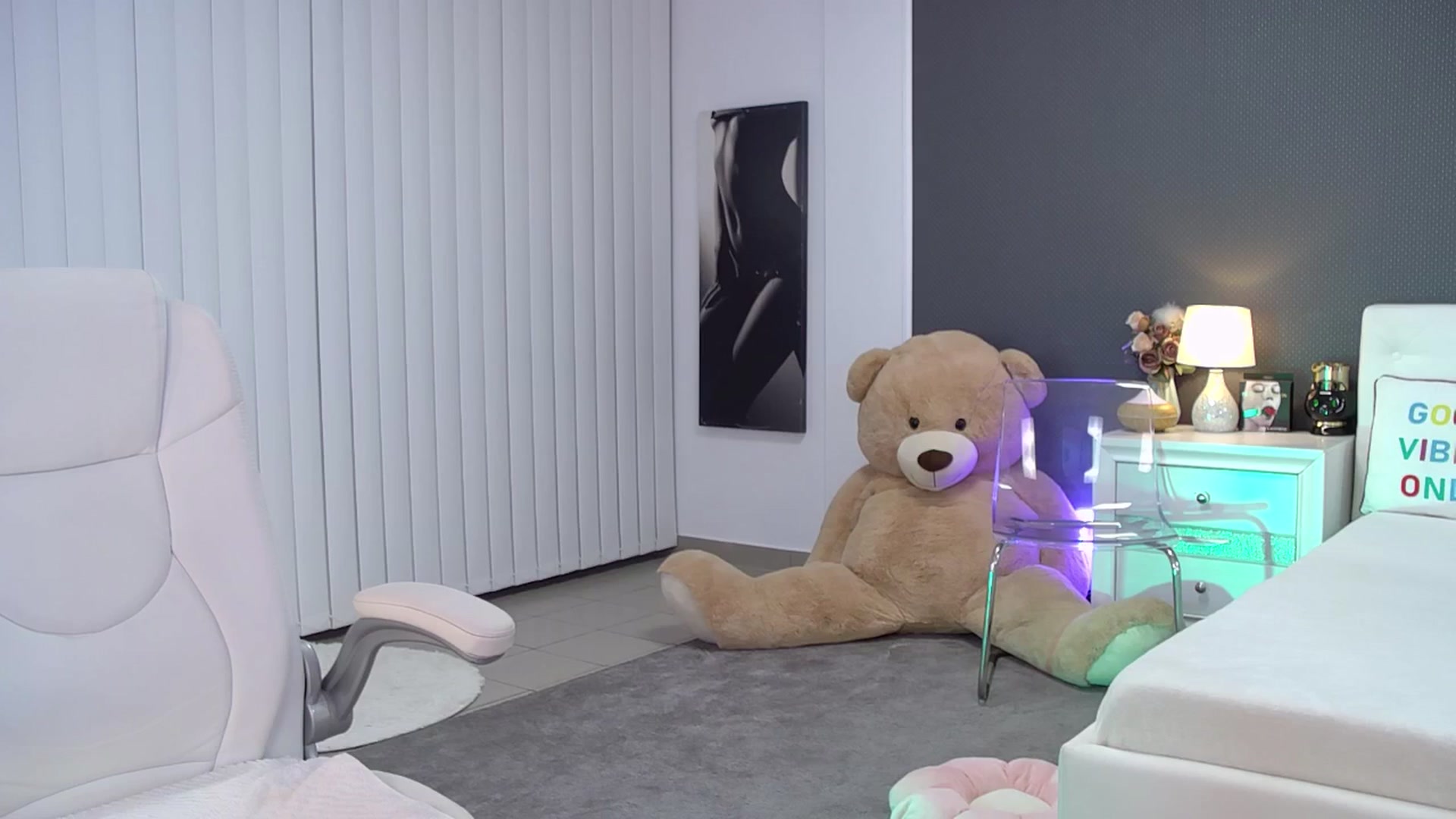 Gallery image thumbnail from Nikki_Crystal's myfreecams stream on, 09/12/2025, 21:03 image 19 of 20