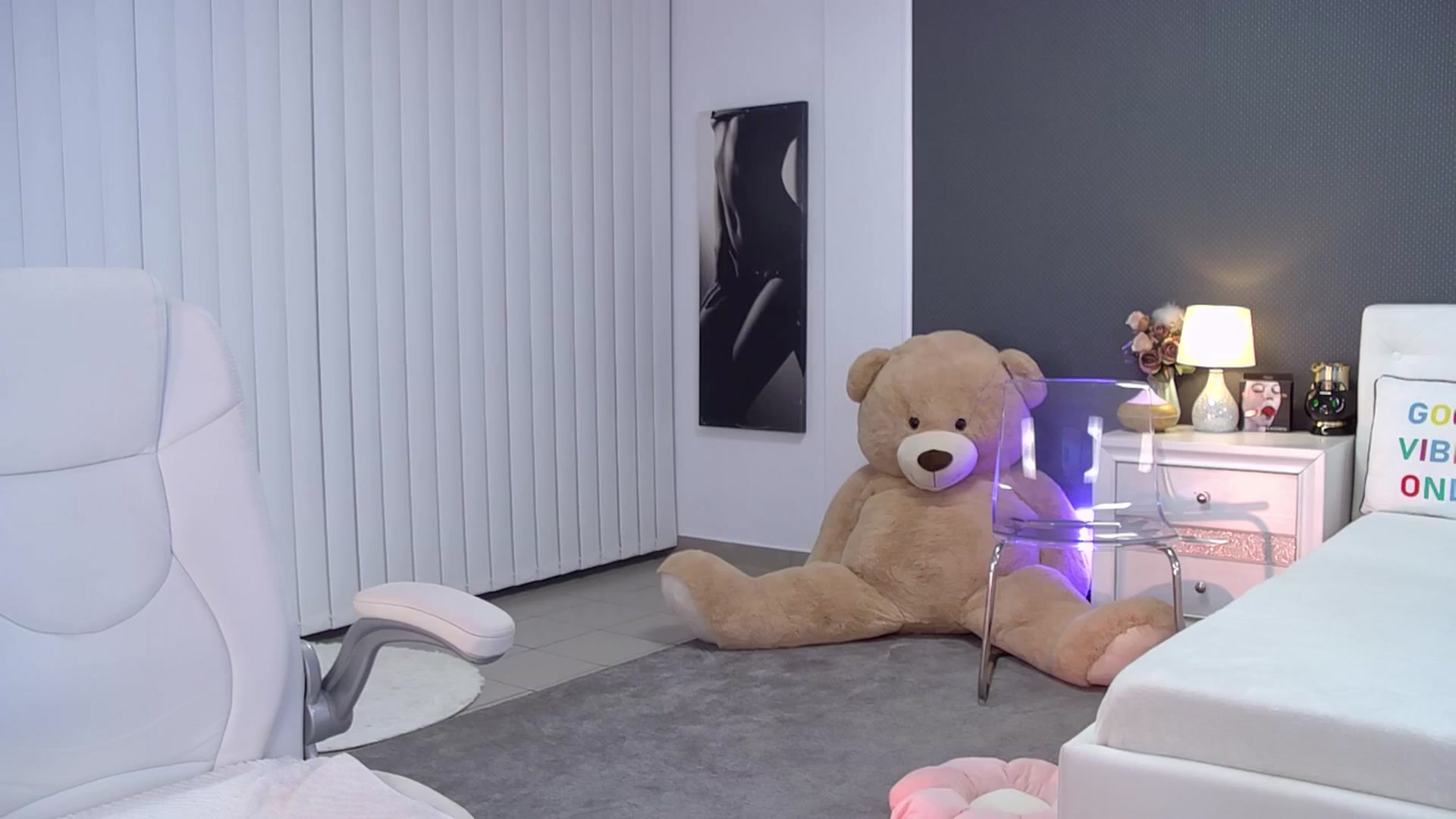 Gallery image thumbnail from Nikki_Crystal's myfreecams stream on, 09/12/2025, 21:03 image 18 of 20