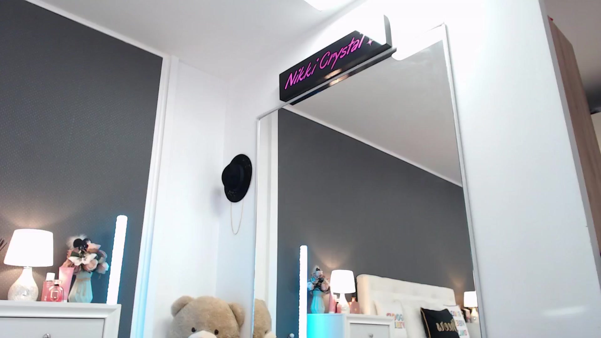 Gallery image thumbnail from Nikki_Crystal's myfreecams stream on, 09/13/2025, 22:29 image 1 of 20