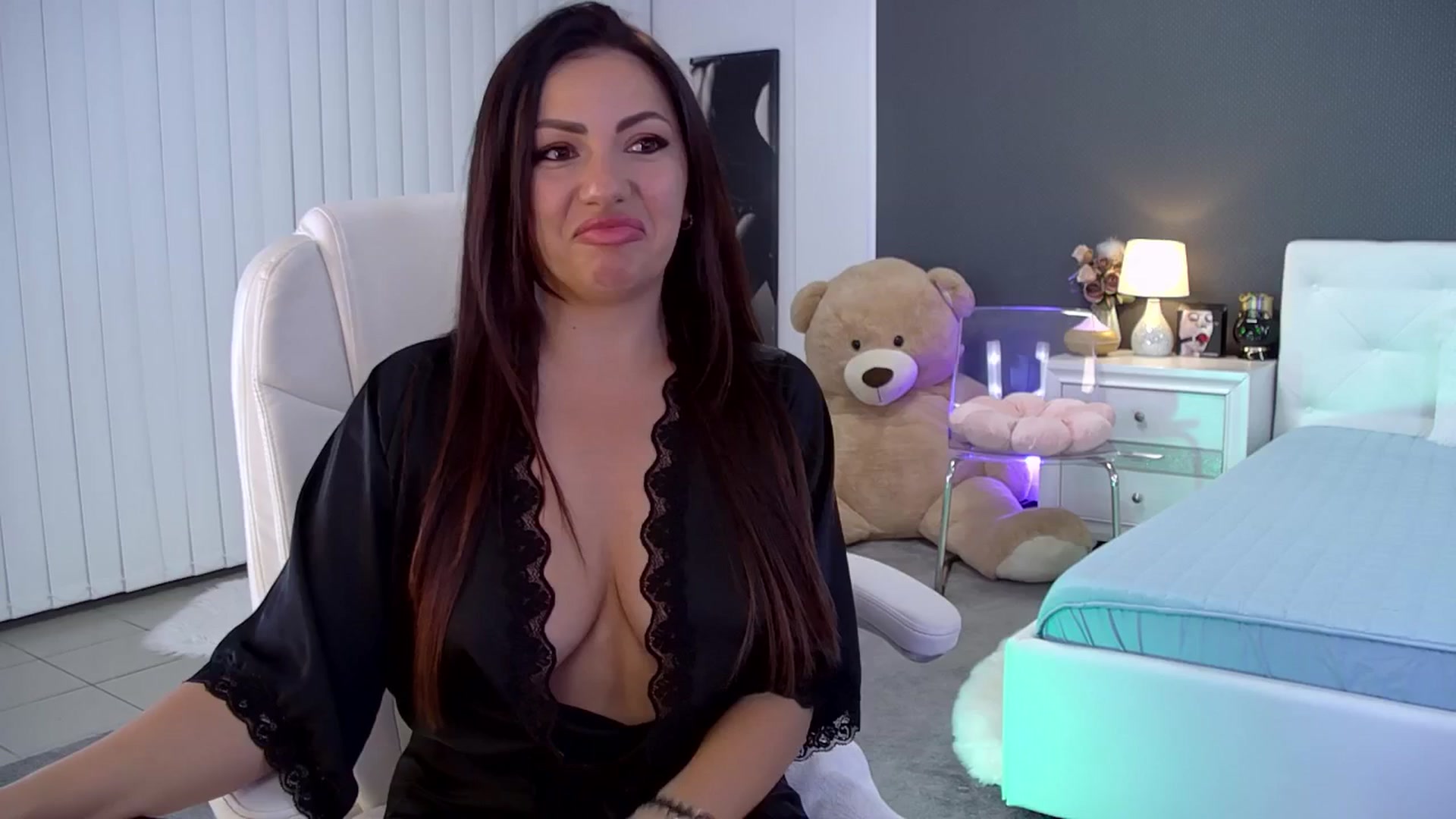 Gallery image thumbnail from Nikki_Crystal's myfreecams stream on, 09/16/2025, 20:54 image 5 of 20
