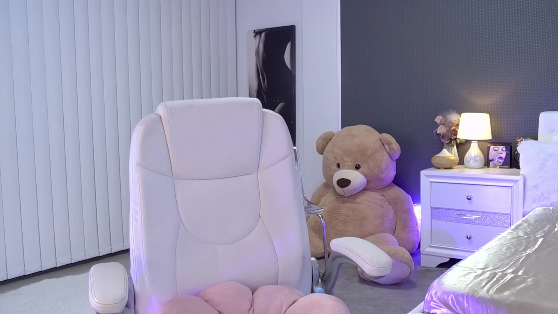 Gallery image thumbnail from Nikki_Crystal's myfreecams stream on, 09/20/2025, 01:08 image 5 of 20