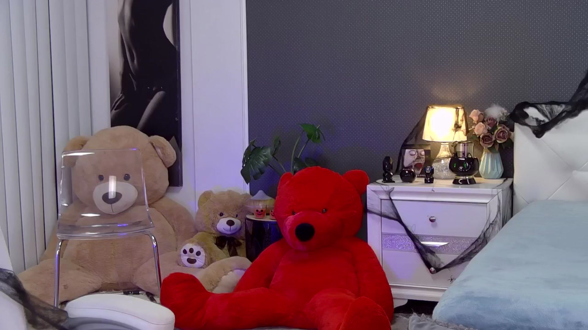 Gallery image thumbnail from Nikki_Crystal's myfreecams stream on, 10/17/2025, 24:06 image 13 of 20