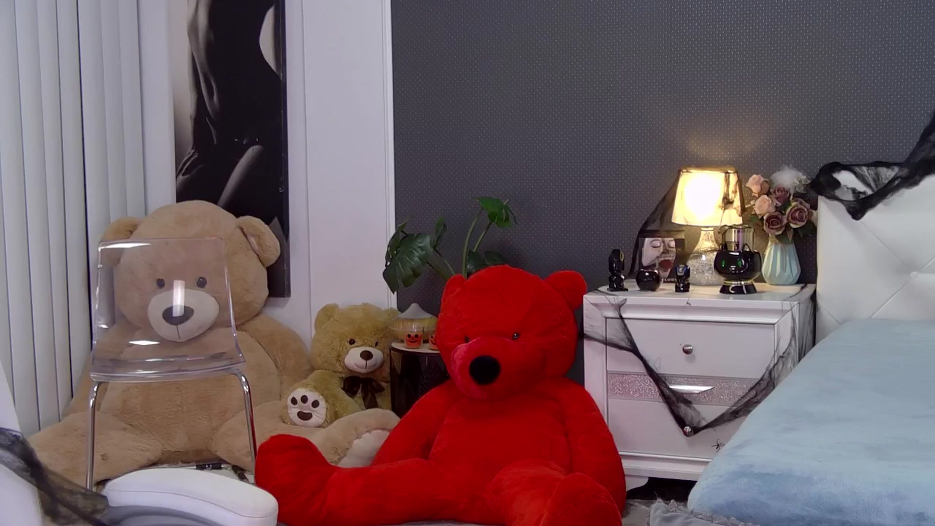 Gallery image thumbnail from Nikki_Crystal's myfreecams stream on, 10/17/2025, 24:06 image 14 of 20