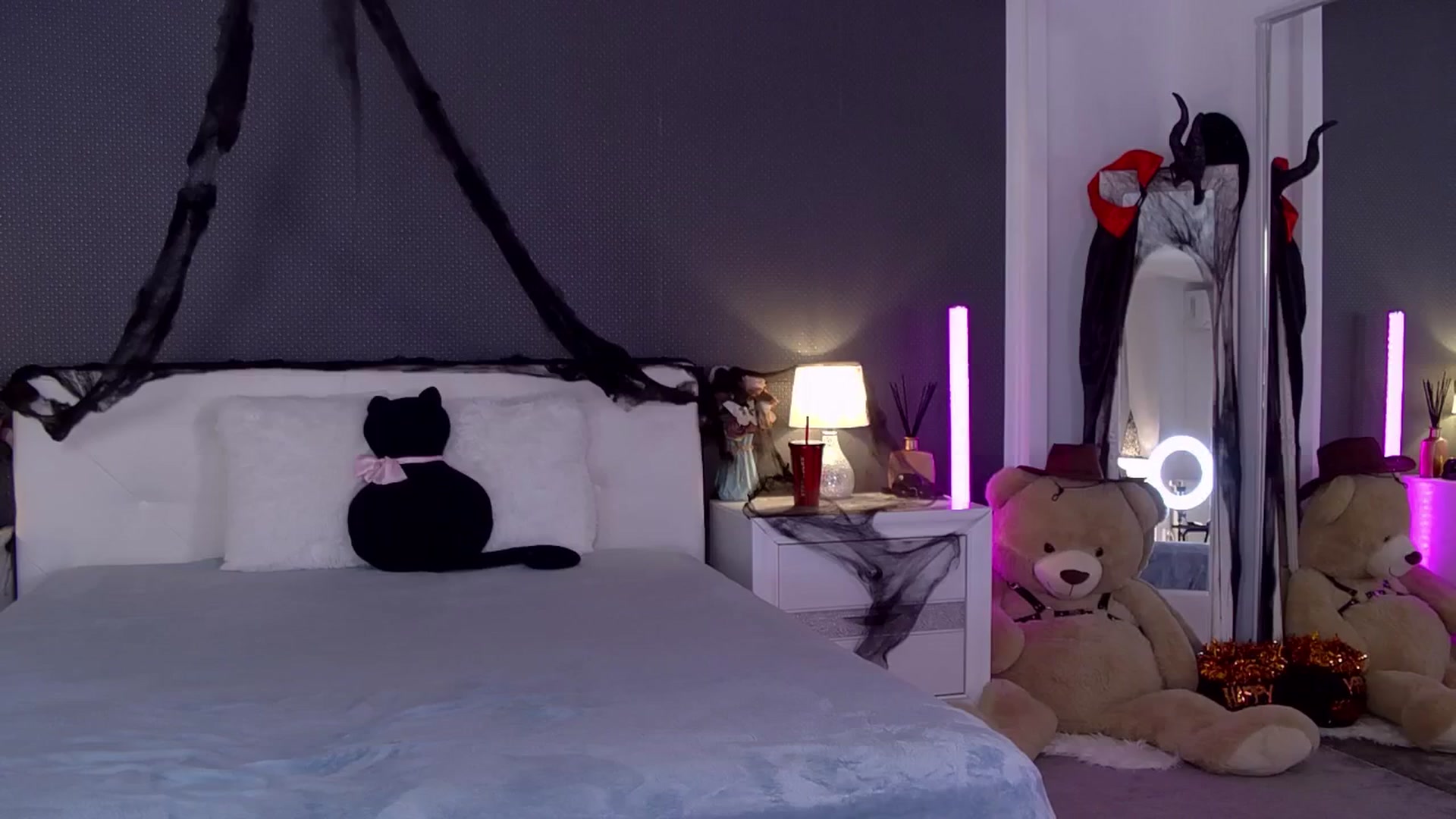 Gallery image thumbnail from Nikki_Crystal's myfreecams stream on, 10/24/2025, 03:03 image 7 of 20