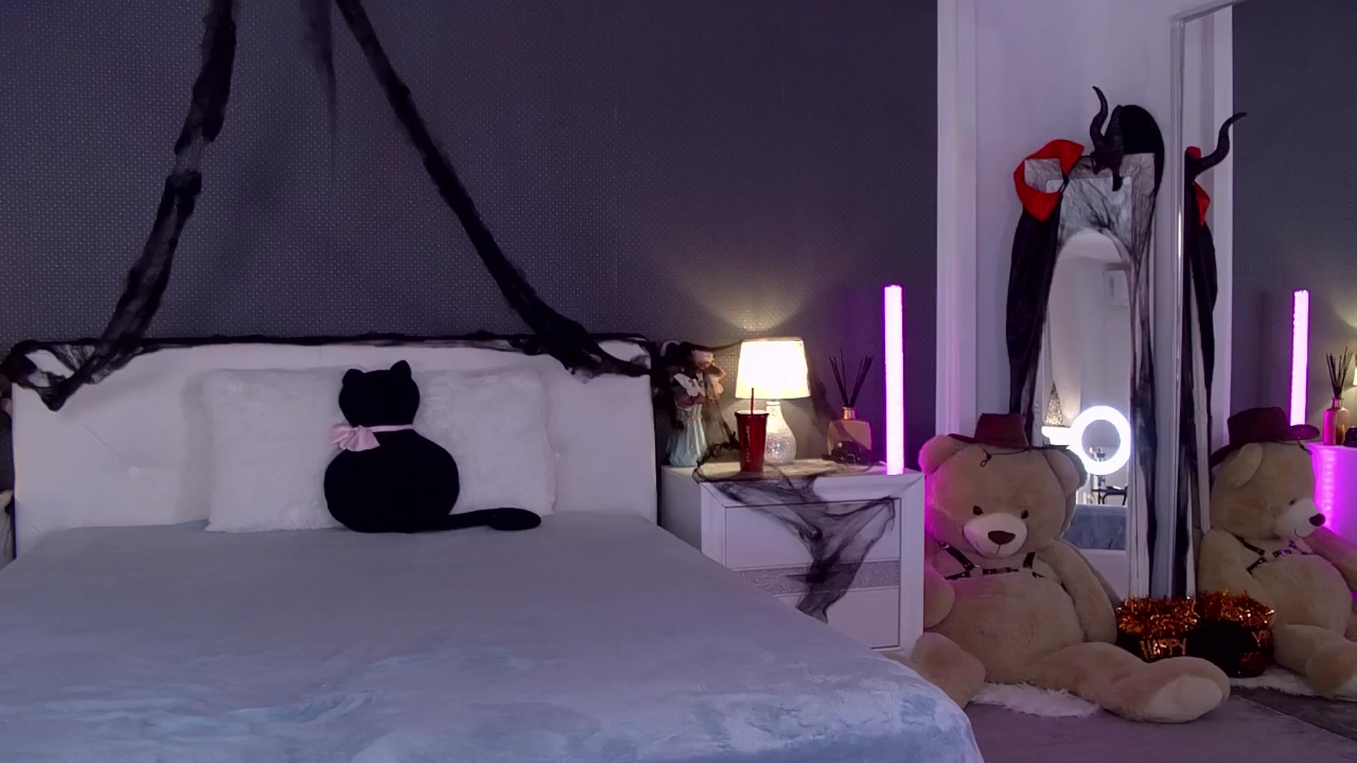 Gallery image thumbnail from Nikki_Crystal's myfreecams stream on, 10/24/2025, 03:03 image 6 of 20