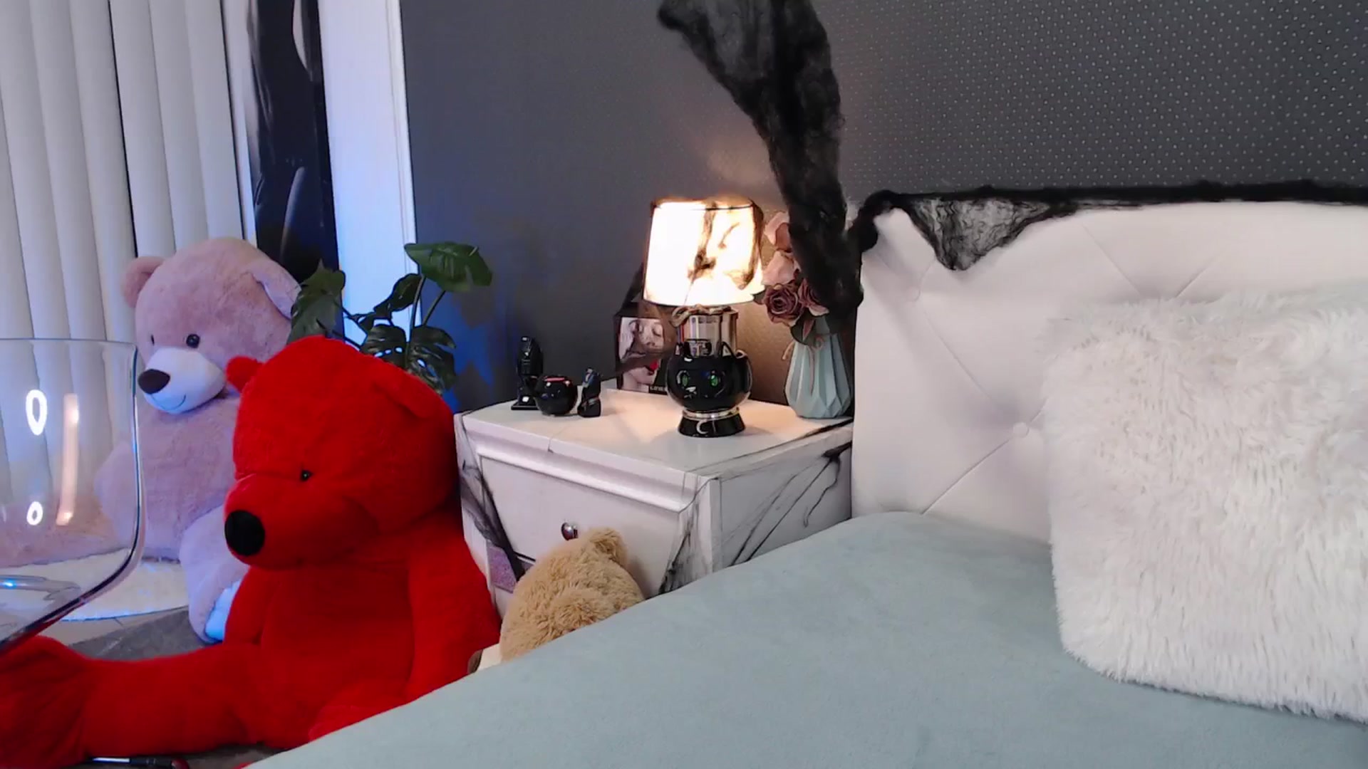 Gallery image thumbnail from Nikki_Crystal's myfreecams stream on, 10/25/2025, 02:28 image 1 of 20