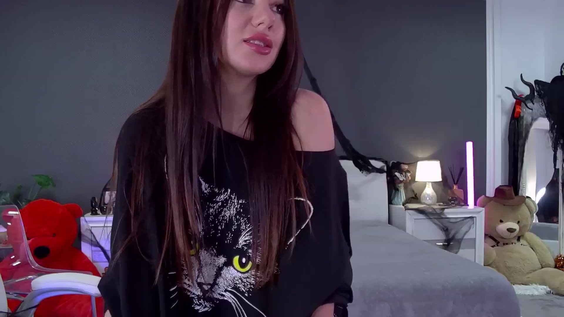 Gallery image thumbnail from Nikki_Crystal's myfreecams stream on, 10/28/2025, 02:28 image 4 of 20