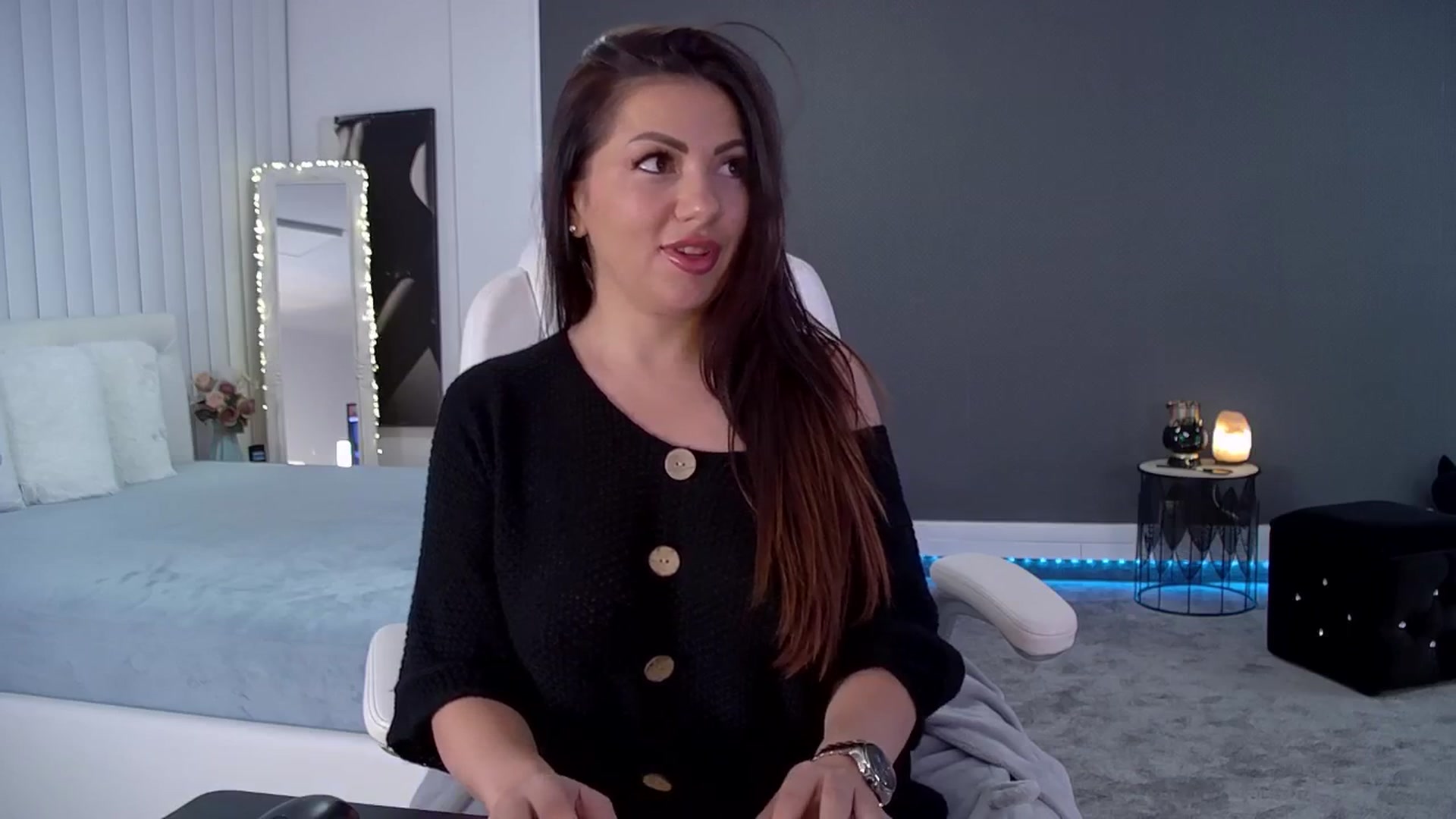 Gallery image thumbnail from Nikki_Crystal's myfreecams stream on, 11/08/2025, 01:08 image 2 of 20