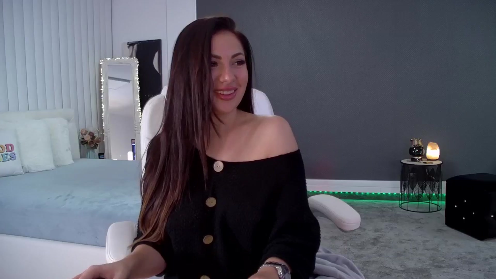 Gallery image thumbnail from Nikki_Crystal's myfreecams stream on, 11/08/2025, 01:08 image 7 of 20