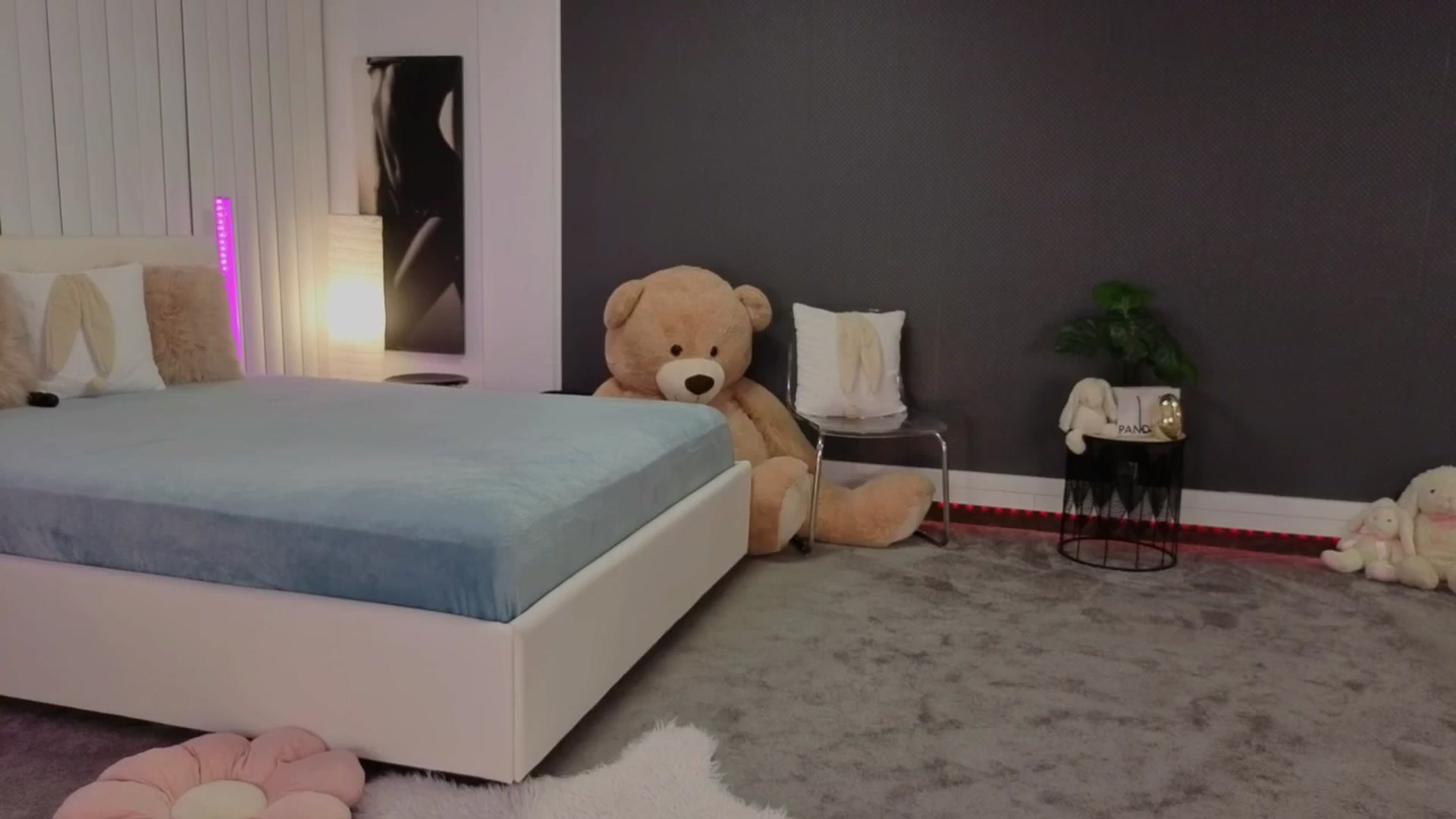 Gallery image thumbnail from Nikki_Crystal's myfreecams stream on, 04/09/2026, 01:34 image 15 of 20