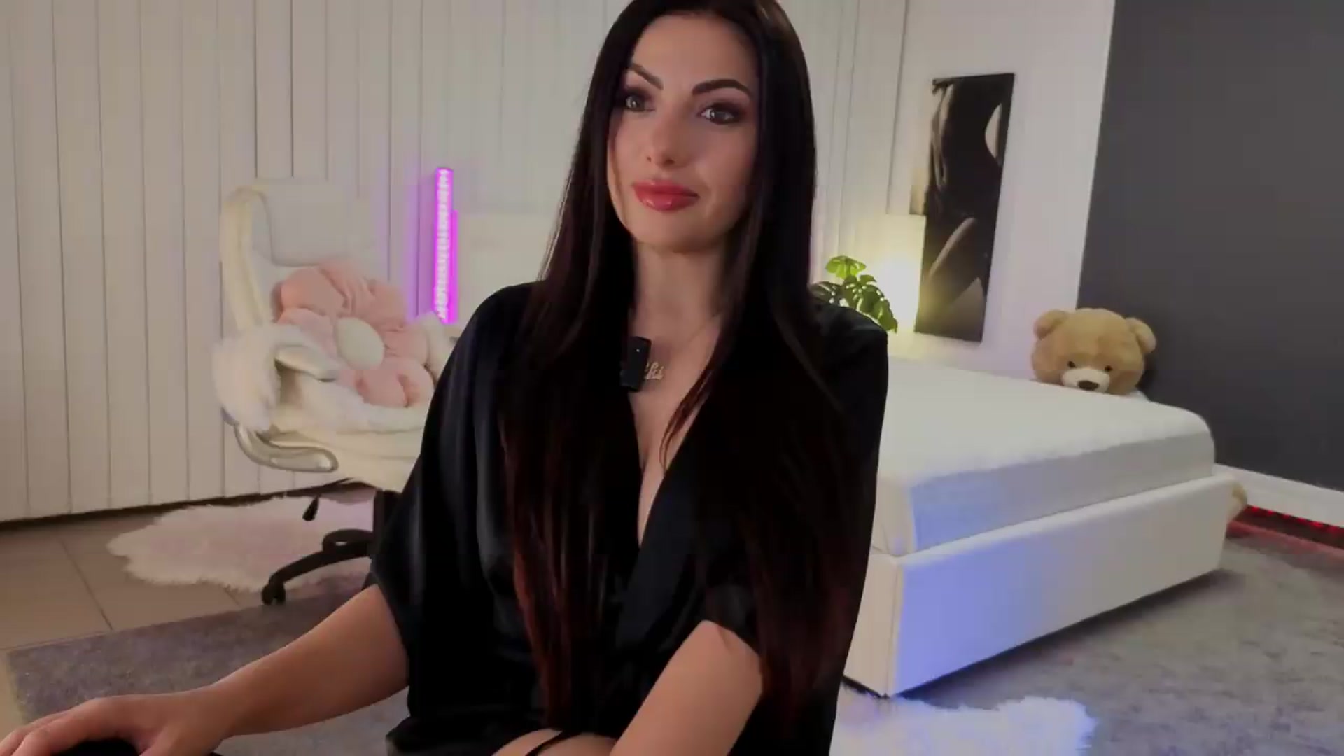 Gallery image thumbnail from Nikki_Crystal's myfreecams stream on, 05/06/2026, 02:06 image 1 of 20