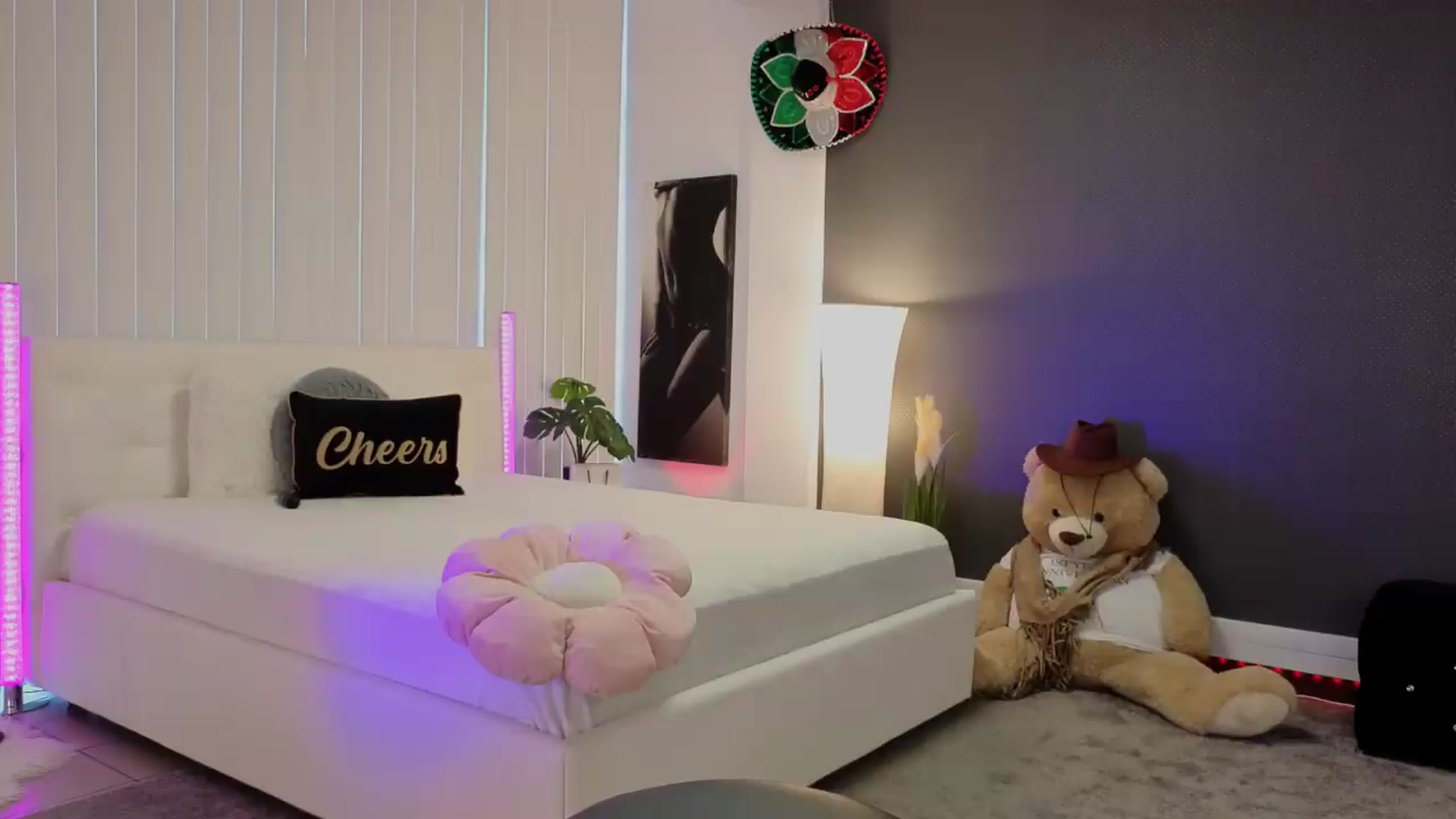Gallery image thumbnail from Nikki_Crystal's myfreecams stream on, 06/12/2026, 19:45 image 3 of 20