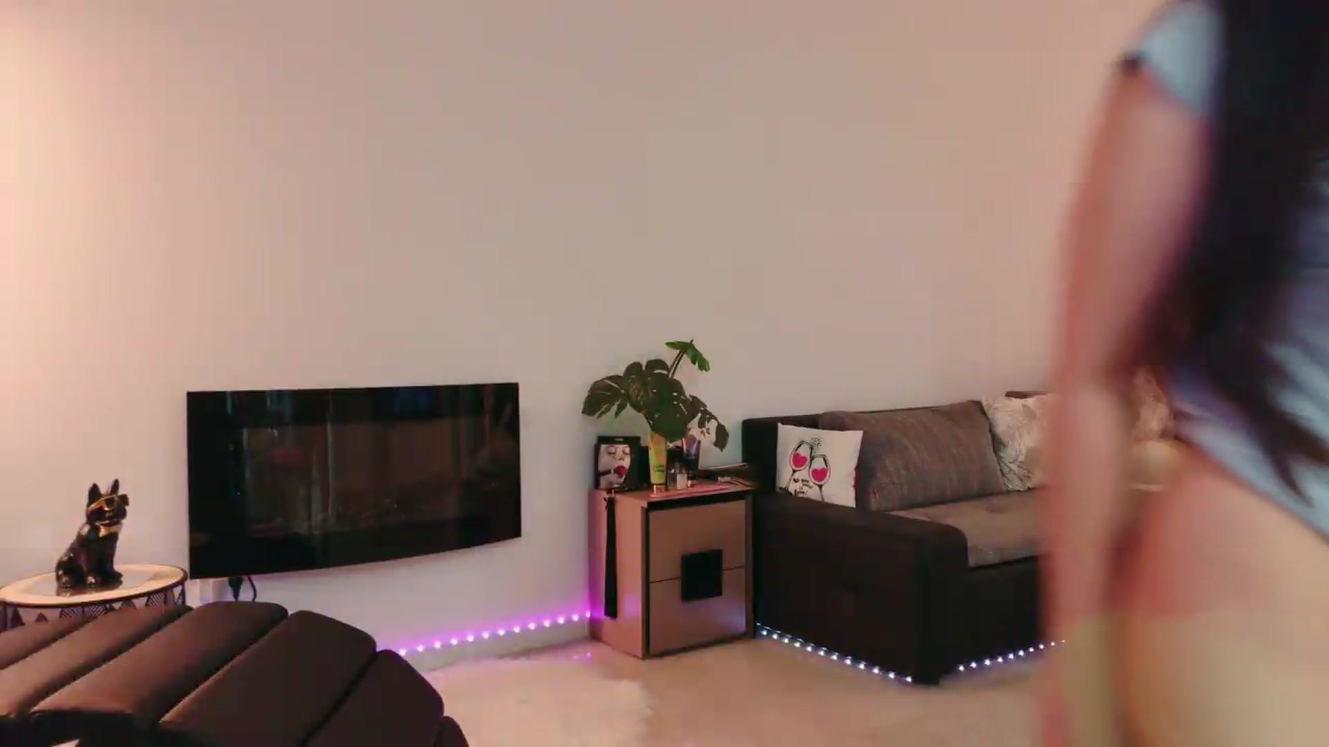 Gallery image thumbnail from Nikki_Crystal's myfreecams stream on, 08/25/2026, 01:05 image 15 of 20