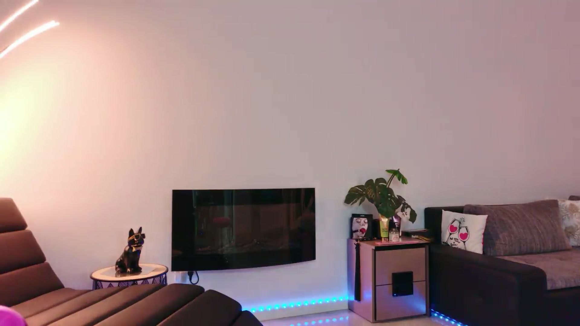 Gallery image thumbnail from Nikki_Crystal's myfreecams stream on, 08/31/2026, 24:57 image 2 of 20