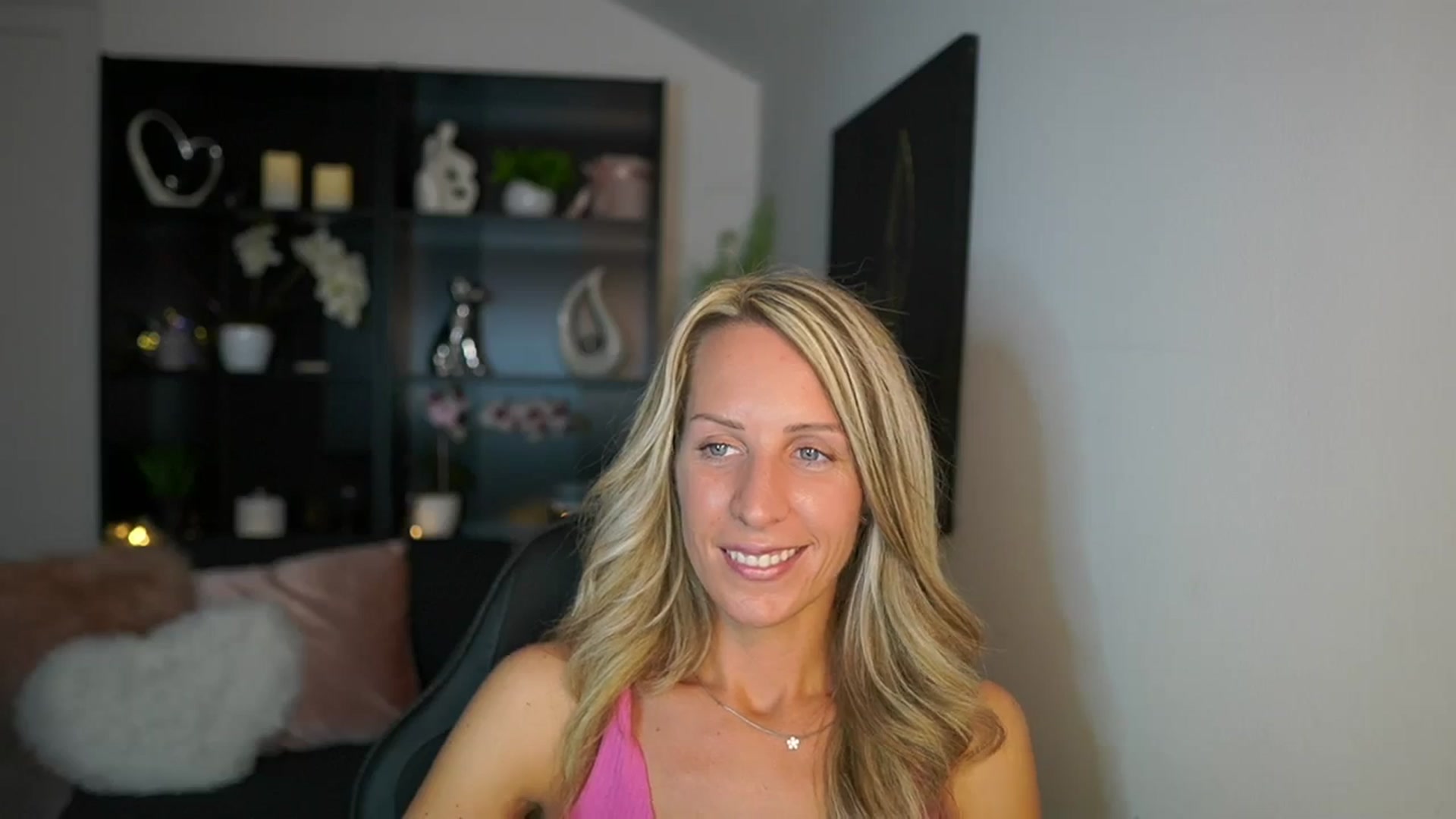 Gallery image thumbnail from Nikki__Sexx__'s myfreecams stream on, 09/18/2023, 20:08 image 5 of 20