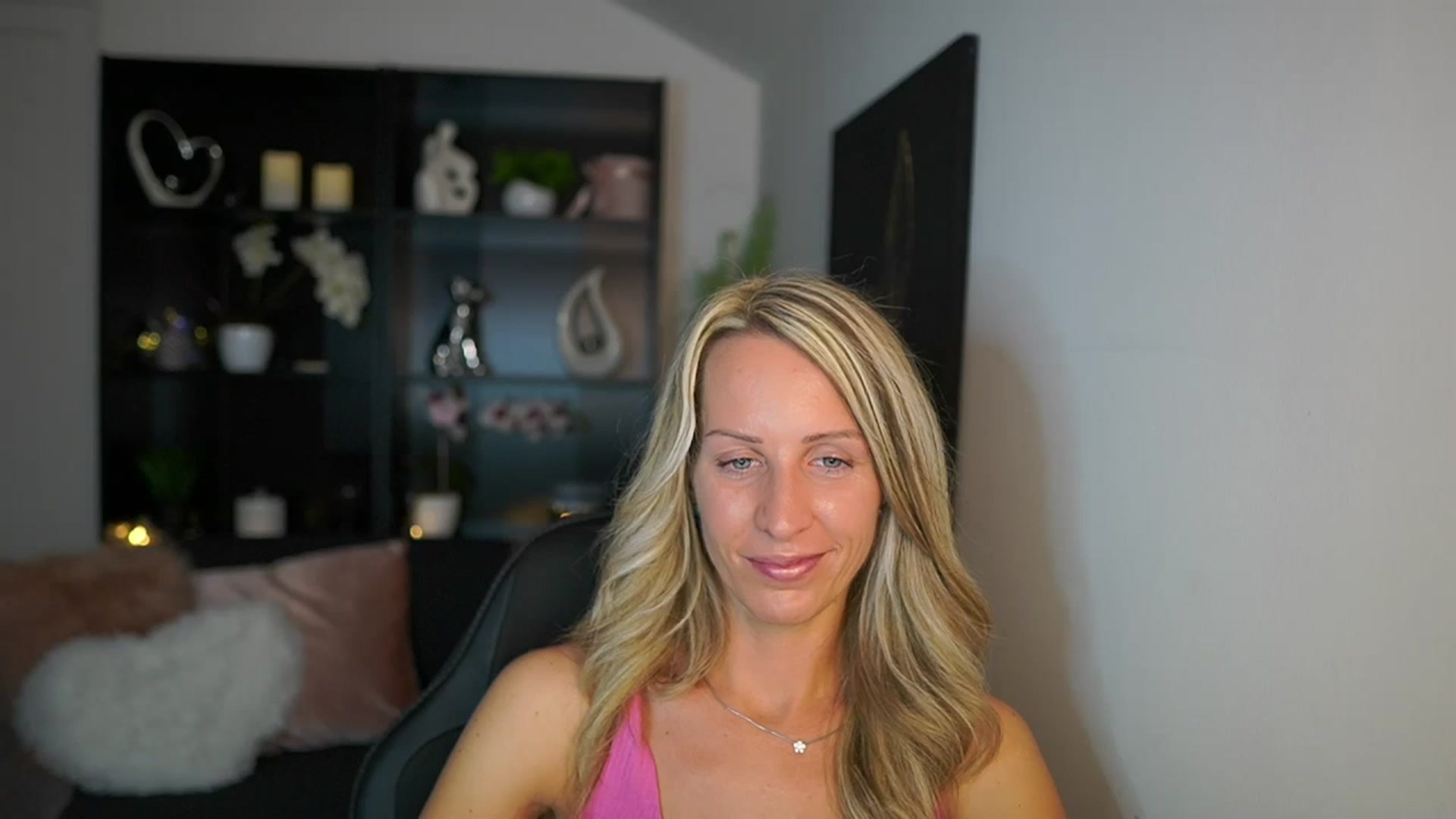 Gallery image thumbnail from Nikki__Sexx__'s myfreecams stream on, 09/18/2023, 20:08 image 4 of 20