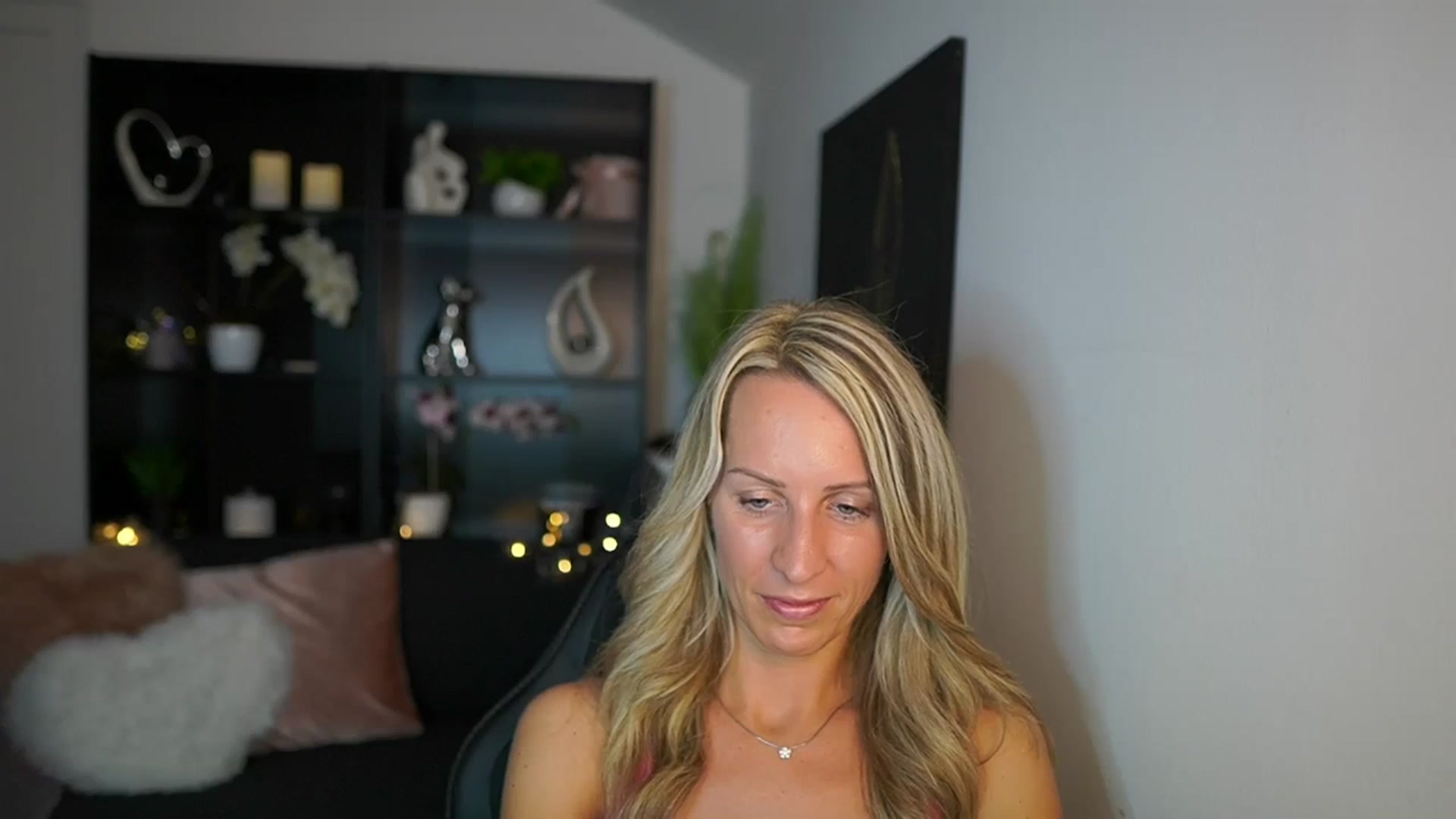 Gallery image thumbnail from Nikki__Sexx__'s myfreecams stream on, 09/18/2023, 20:52 image 16 of 20