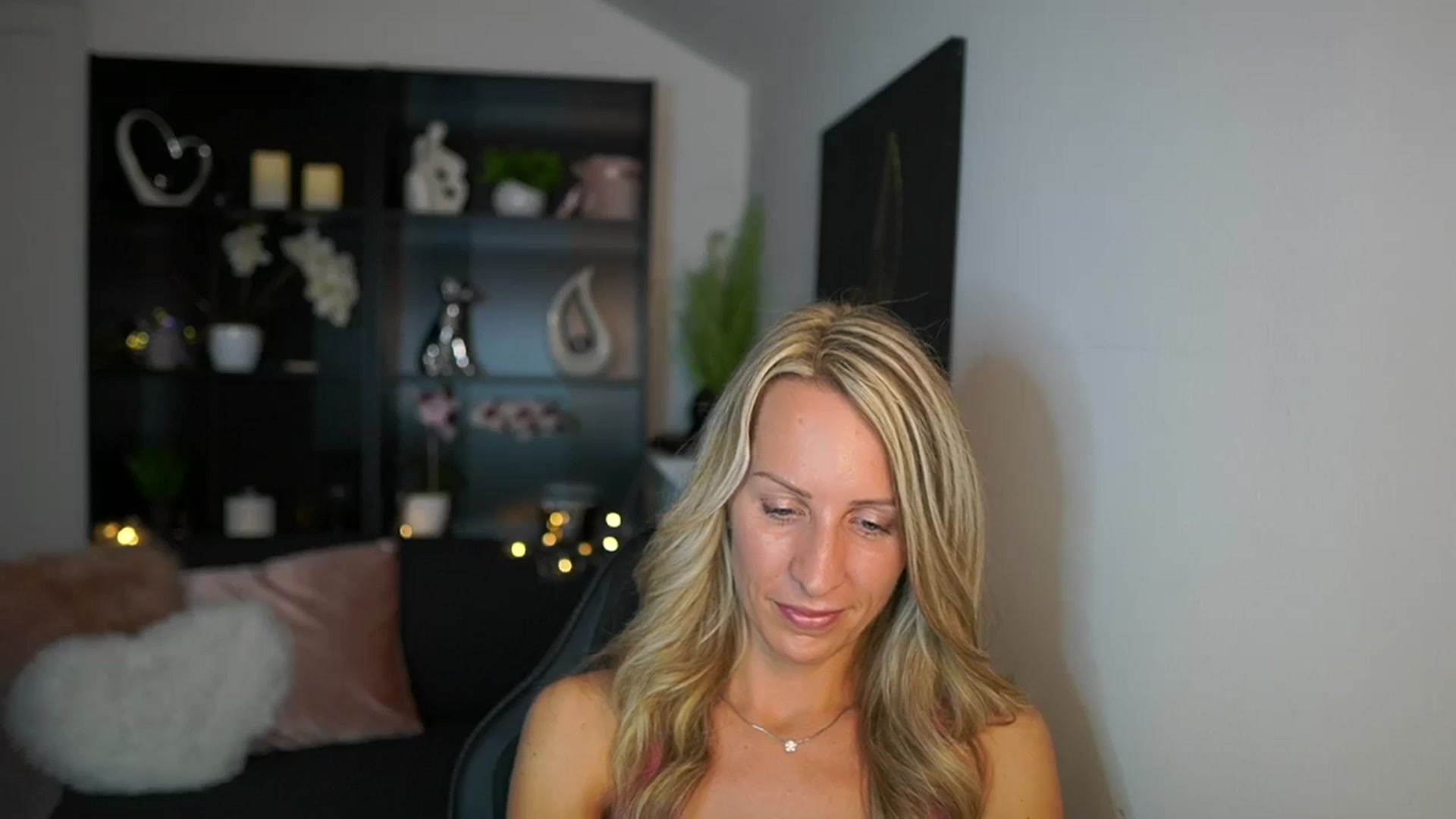 Gallery image thumbnail from Nikki__Sexx__'s myfreecams stream on, 09/18/2023, 20:52 image 17 of 20