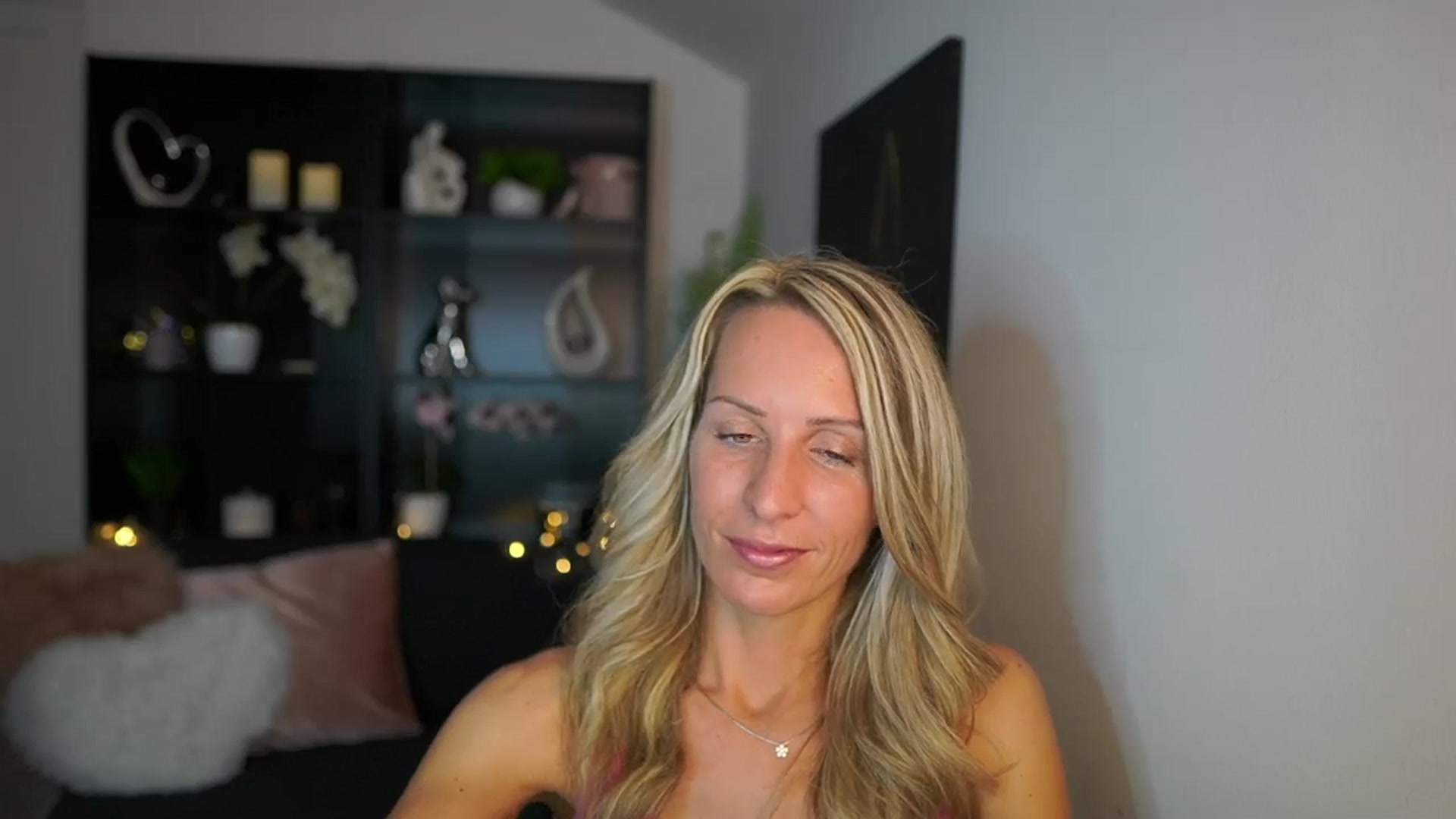 Gallery image thumbnail from Nikki__Sexx__'s myfreecams stream on, 09/18/2023, 22:05 image 5 of 20