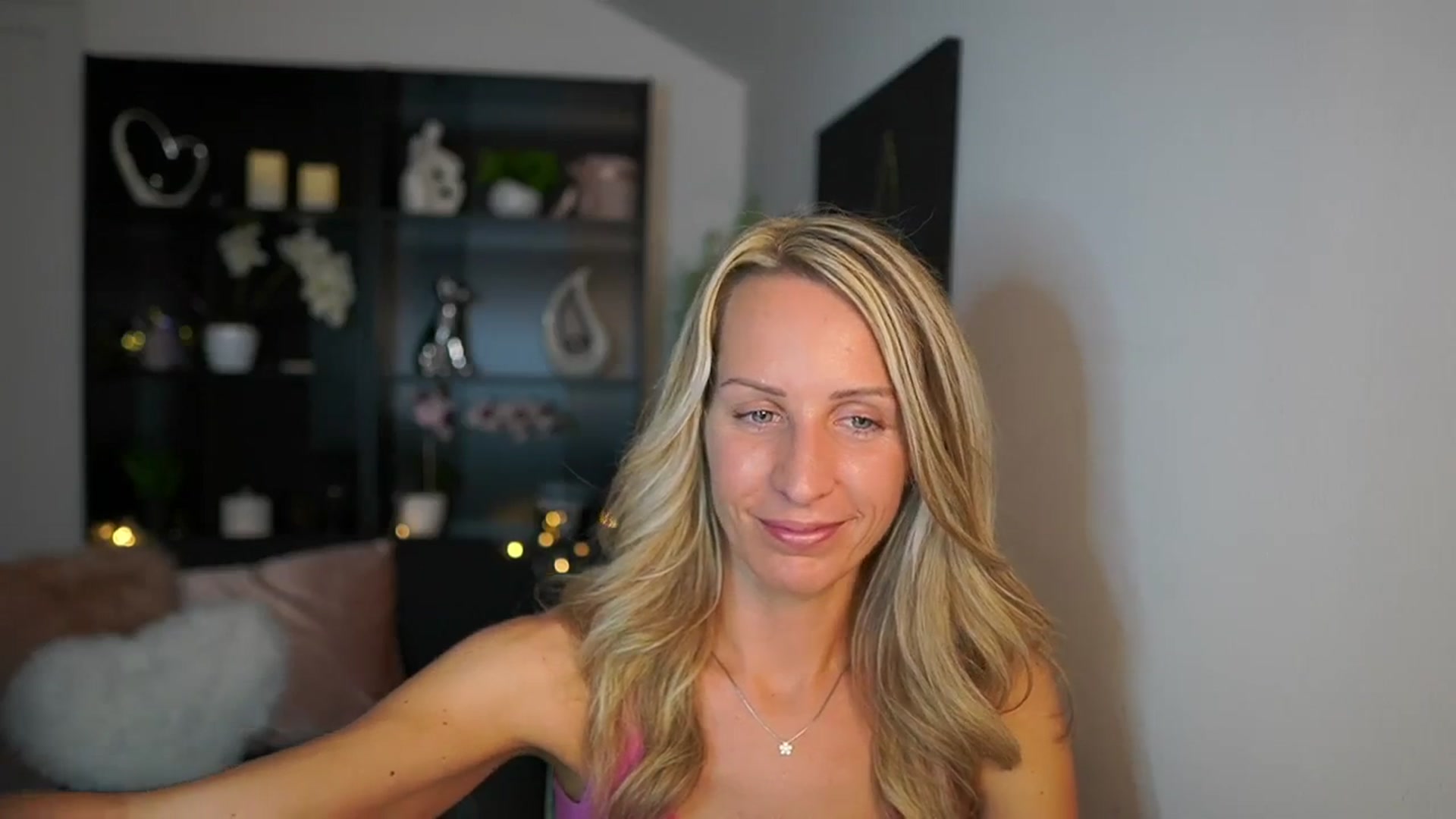 Gallery image thumbnail from Nikki__Sexx__'s myfreecams stream on, 09/18/2023, 22:05 image 15 of 20
