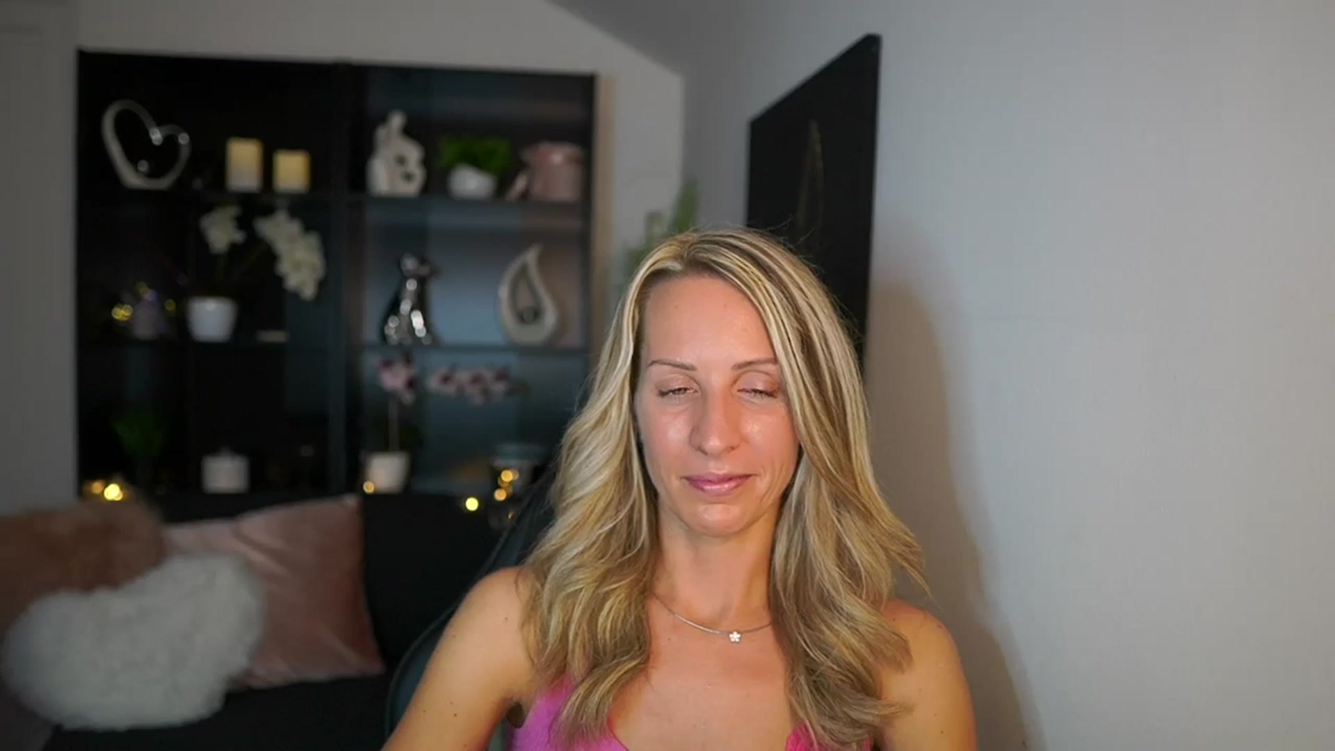 Gallery image thumbnail from Nikki__Sexx__'s myfreecams stream on, 09/18/2023, 22:55 image 4 of 20