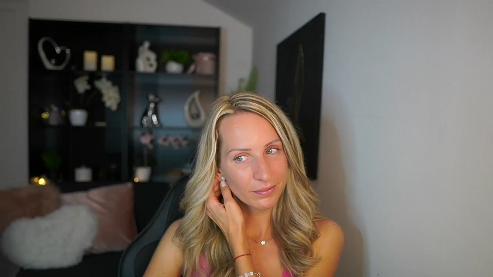 Gallery image thumbnail from Nikki__Sexx__'s myfreecams stream on, 09/18/2023, 22:55 image 2 of 20