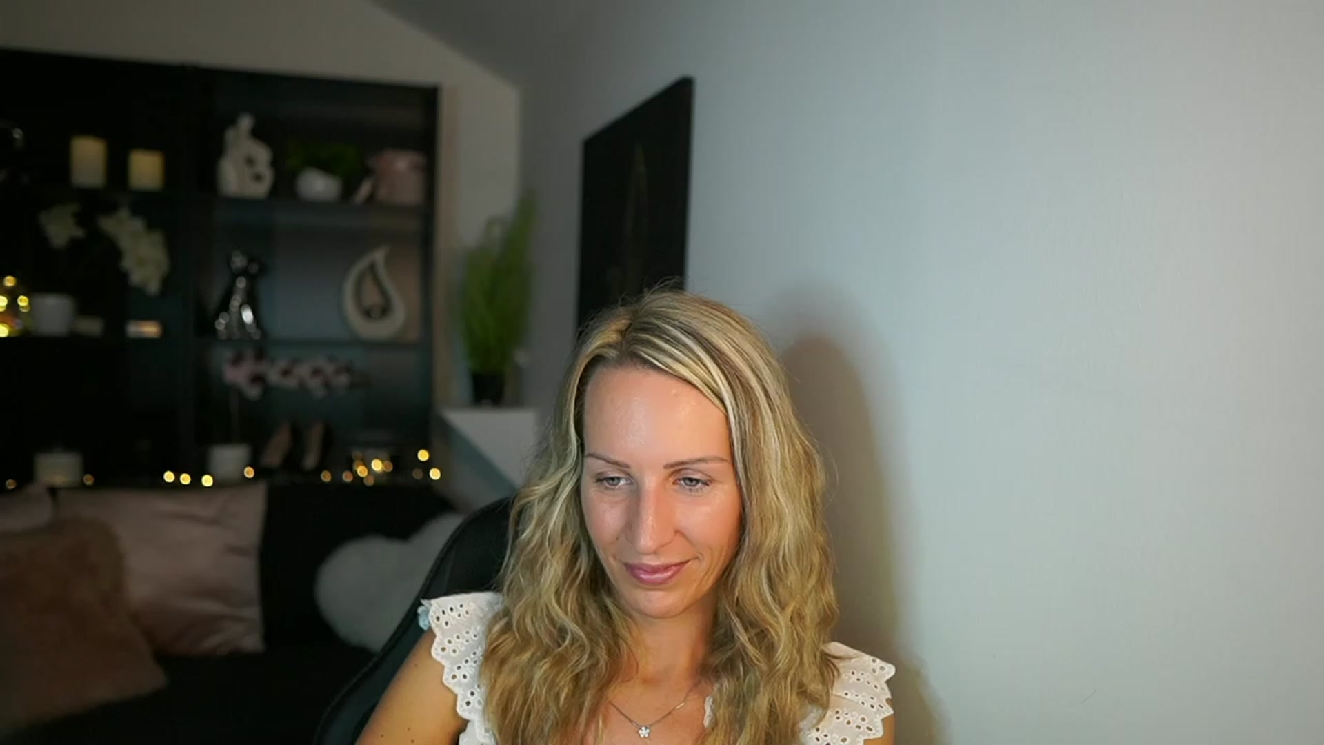 Gallery image thumbnail from Nikki__Sexx__'s myfreecams stream on, 09/25/2023, 23:09 image 4 of 20