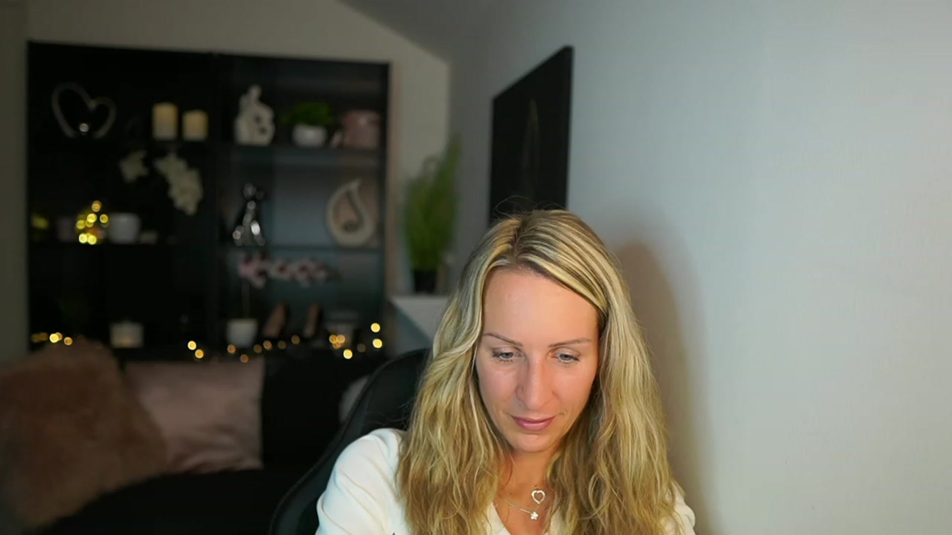 Gallery image thumbnail from Nikki__Sexx__'s myfreecams stream on, 10/03/2023, 19:22 image 5 of 20