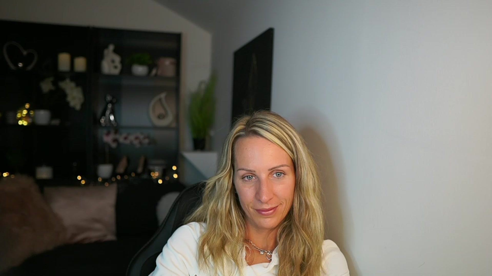 Gallery image thumbnail from Nikki__Sexx__'s myfreecams stream on, 10/03/2023, 23:03 image 11 of 20