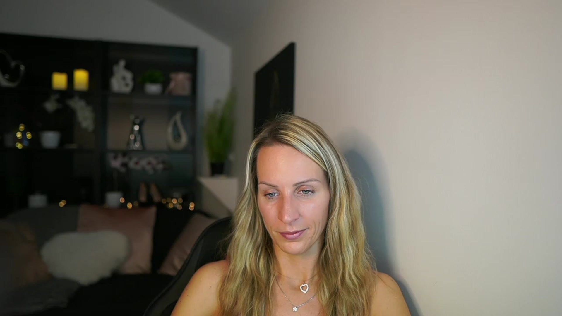Gallery image thumbnail from Nikki__Sexx__'s myfreecams stream on, 11/15/2023, 24:06 image 18 of 20
