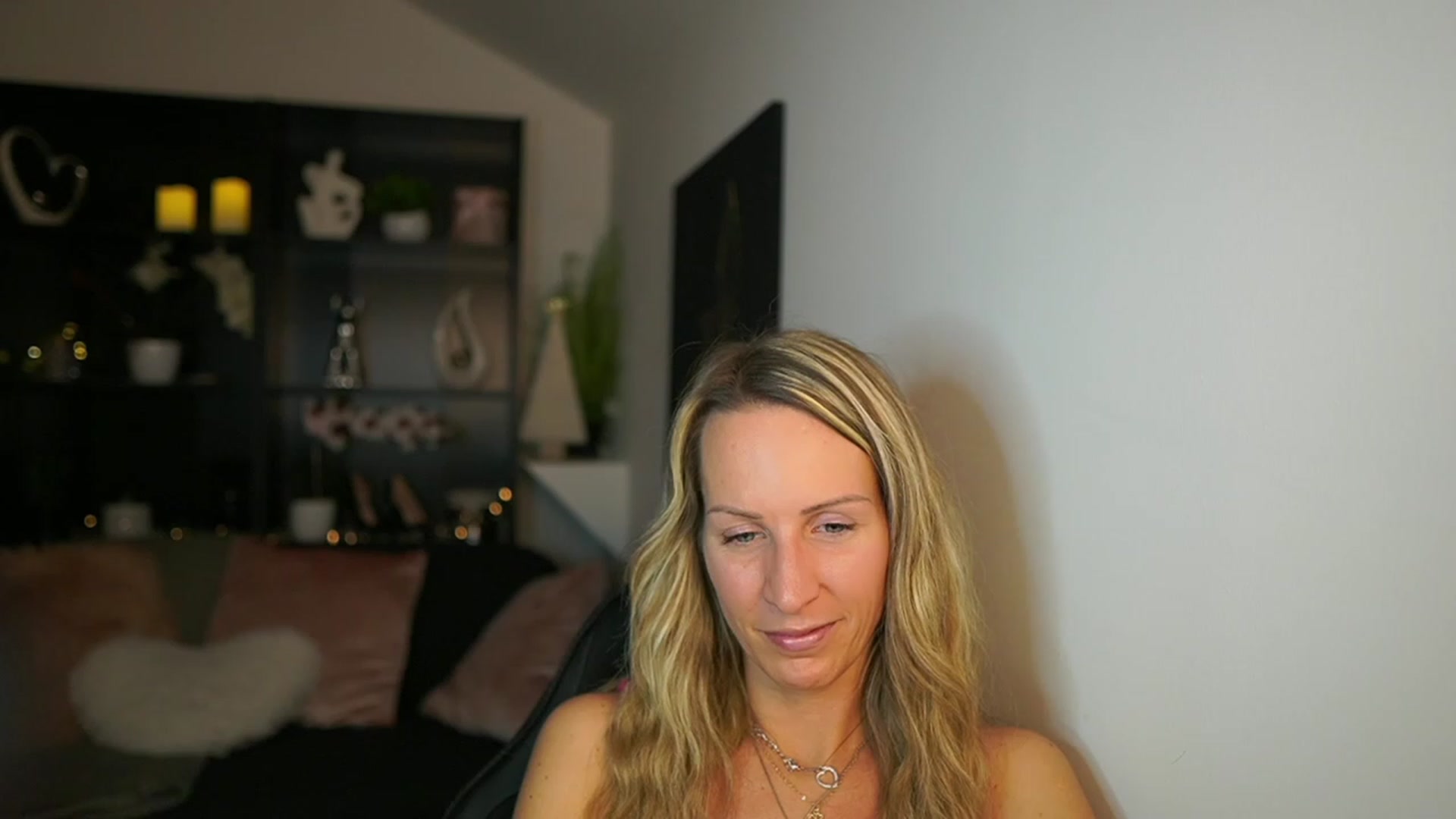Gallery image thumbnail from Nikki__Sexx__'s myfreecams stream on, 11/28/2023, 21:43 image 10 of 20