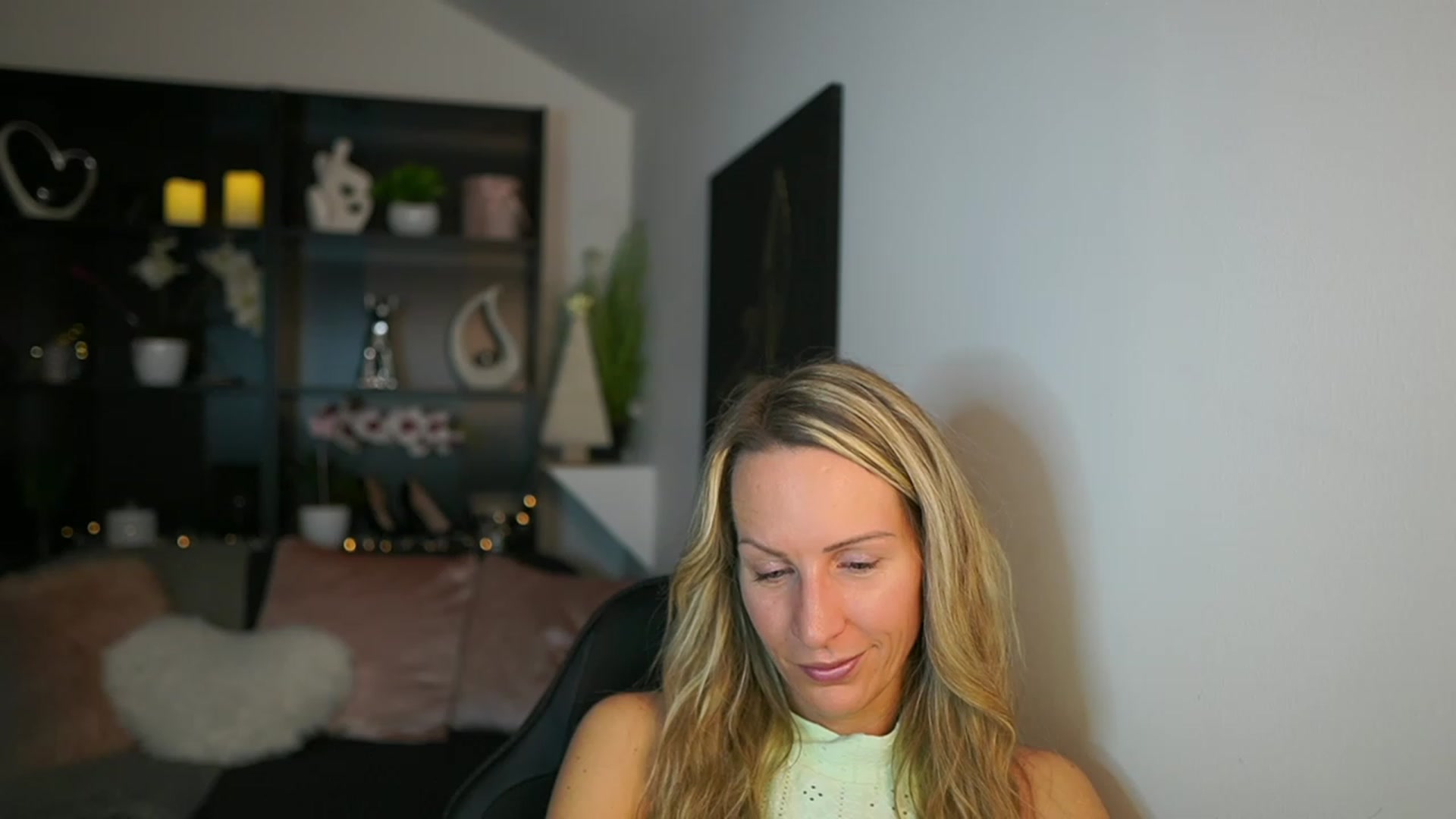 Gallery image thumbnail from Nikki__Sexx__'s myfreecams stream on, 11/30/2023, 20:05 image 19 of 20