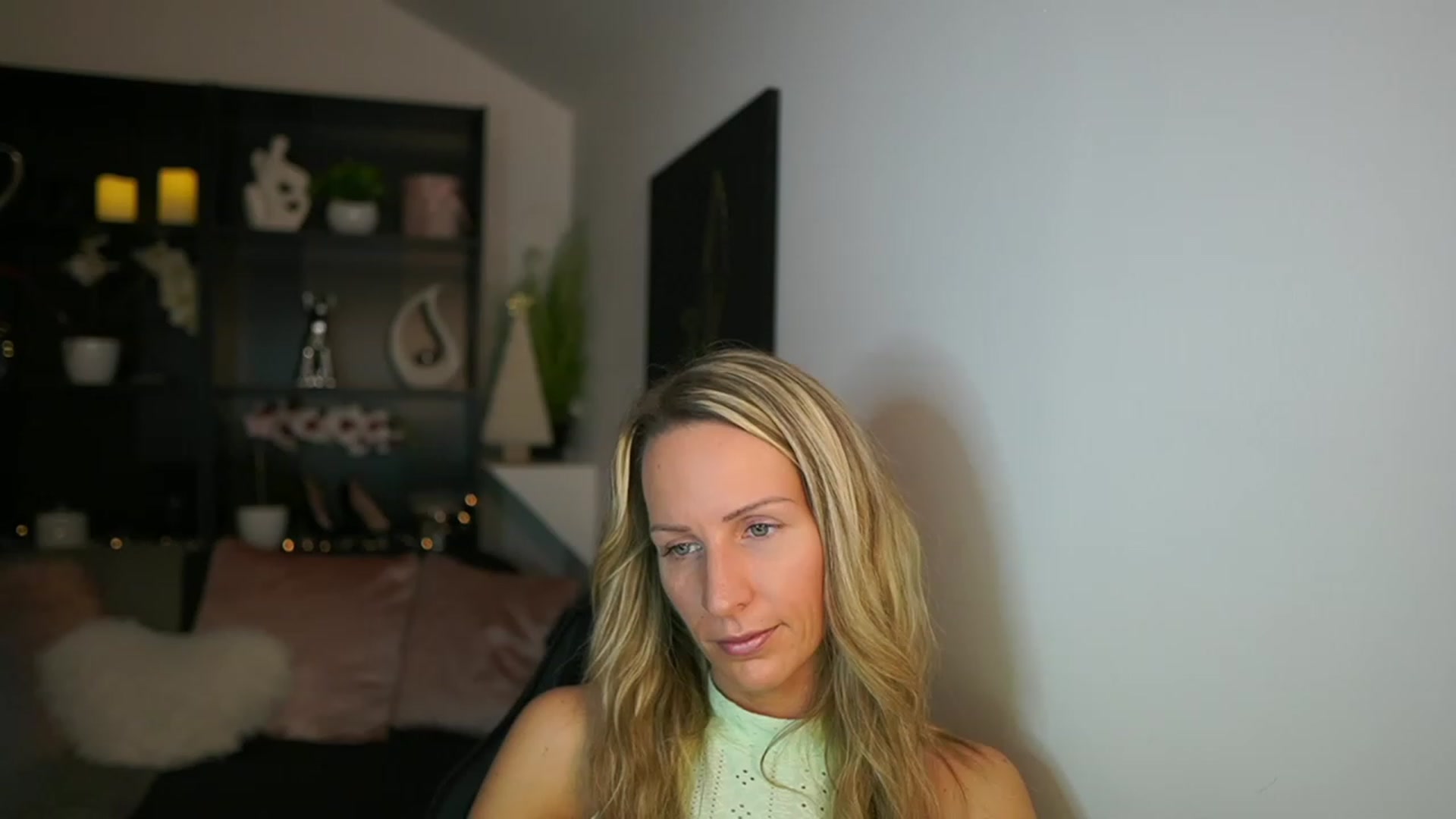 Gallery image thumbnail from Nikki__Sexx__'s myfreecams stream on, 12/01/2023, 24:01 image 16 of 20