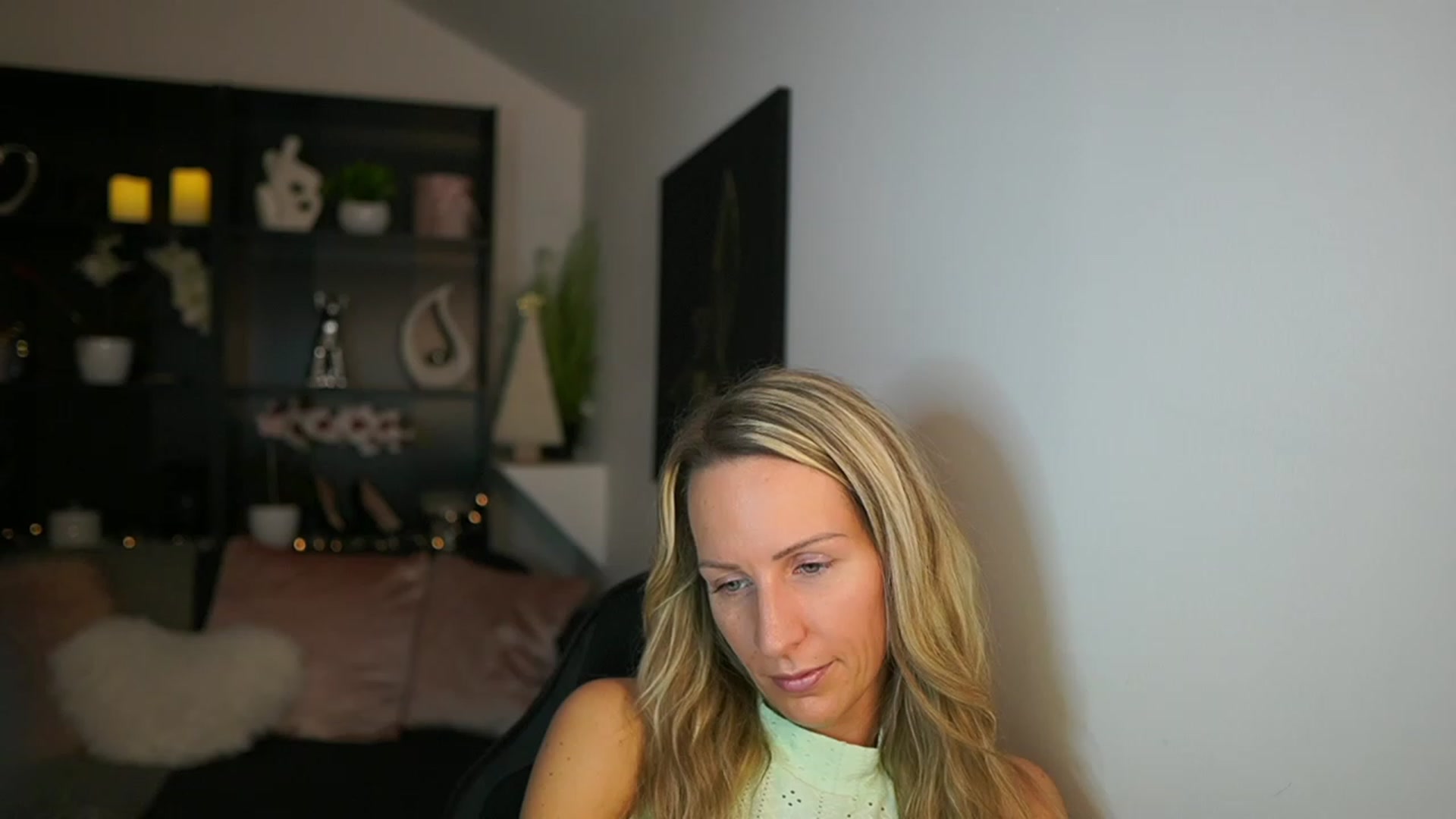 Gallery image thumbnail from Nikki__Sexx__'s myfreecams stream on, 12/01/2023, 24:01 image 8 of 20