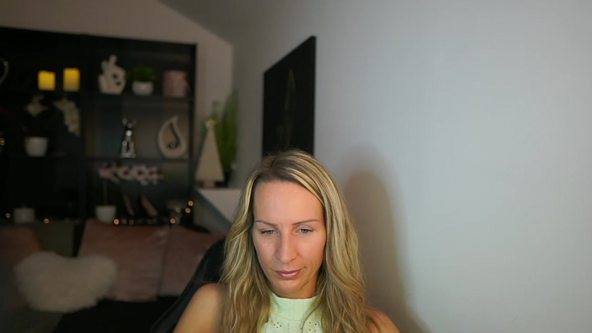 Gallery image thumbnail from Nikki__Sexx__'s myfreecams stream on, 12/01/2023, 24:01 image 12 of 20