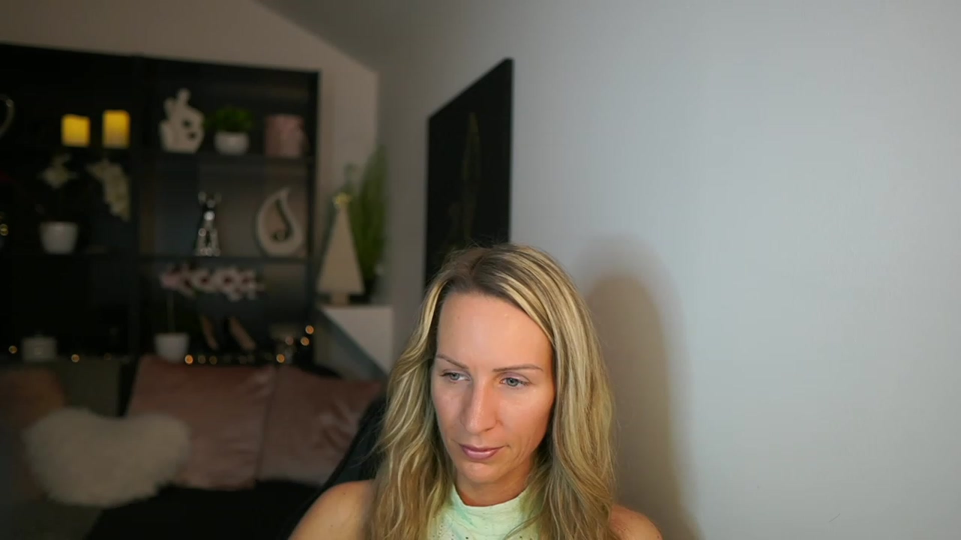 Gallery image thumbnail from Nikki__Sexx__'s myfreecams stream on, 12/01/2023, 24:01 image 15 of 20