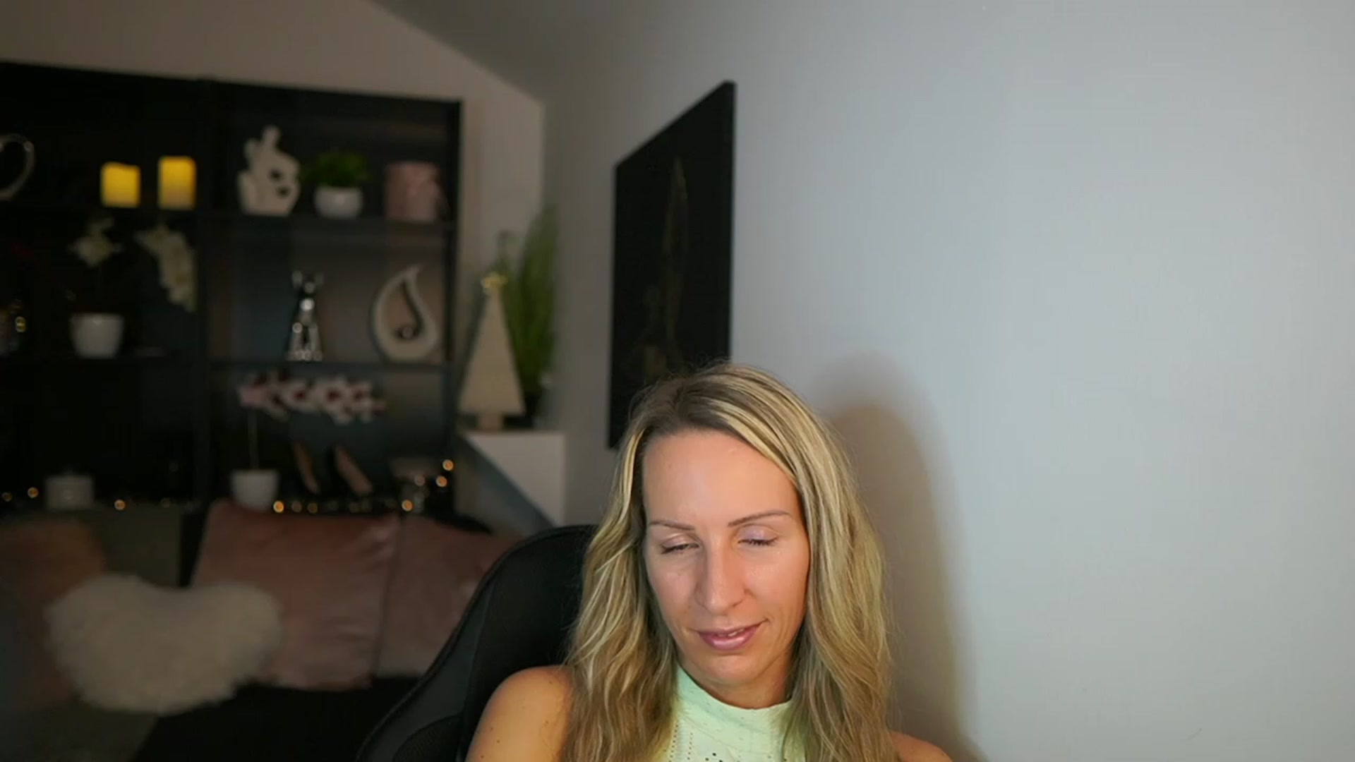 Gallery image thumbnail from Nikki__Sexx__'s myfreecams stream on, 12/01/2023, 24:01 image 6 of 20