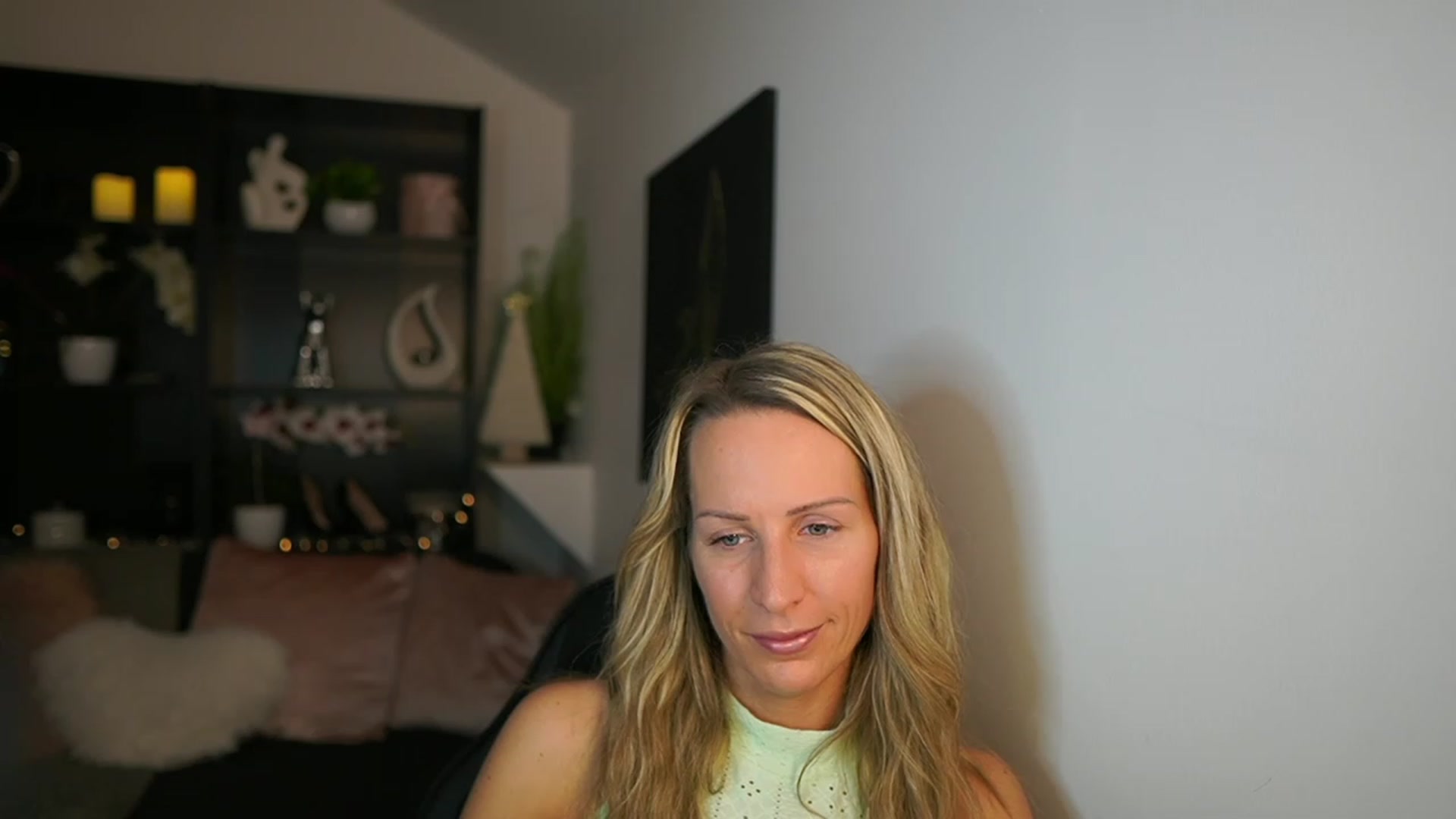 Gallery image thumbnail from Nikki__Sexx__'s myfreecams stream on, 12/01/2023, 24:01 image 13 of 20