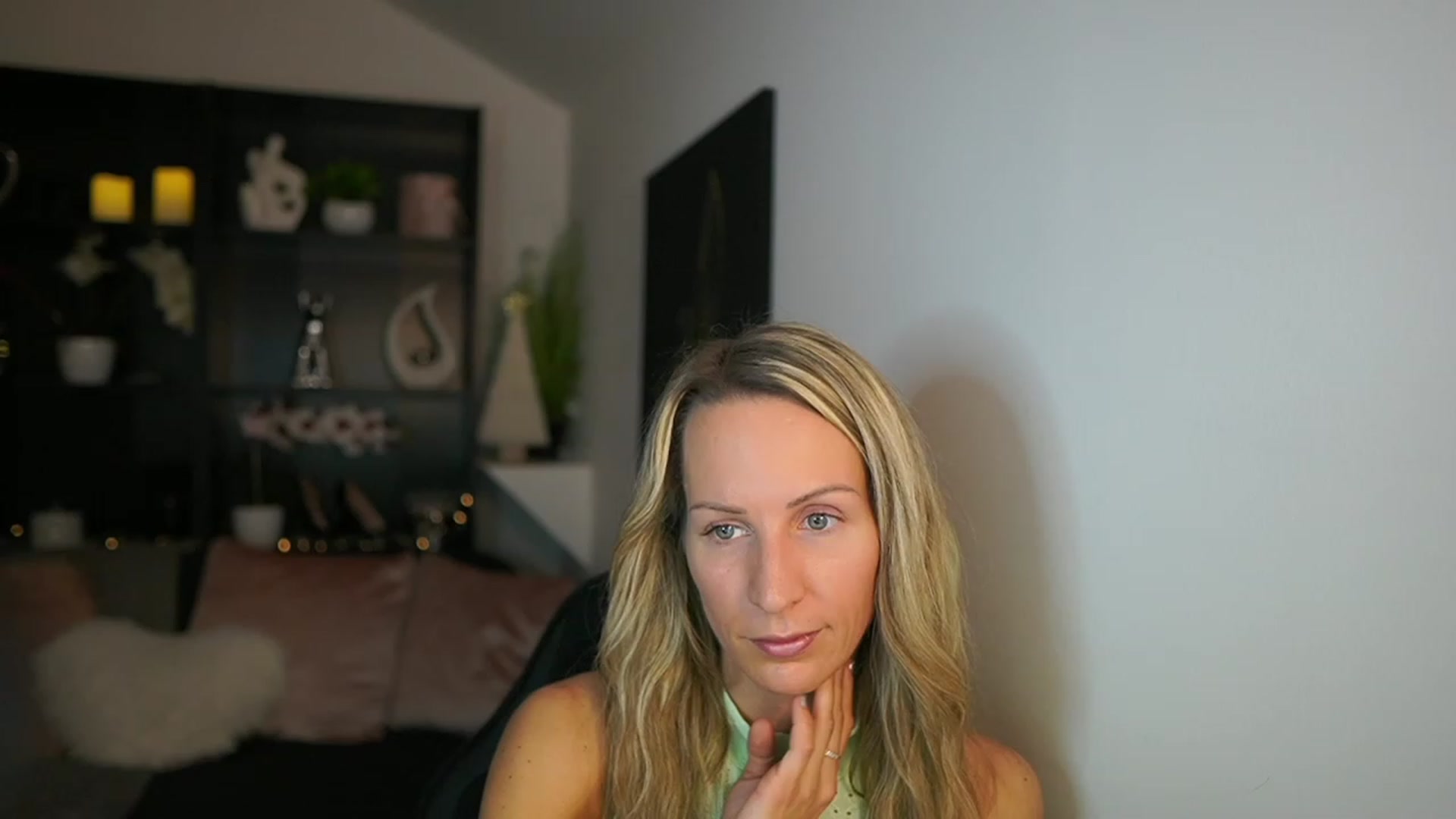 Gallery image thumbnail from Nikki__Sexx__'s myfreecams stream on, 12/01/2023, 24:01 image 18 of 20