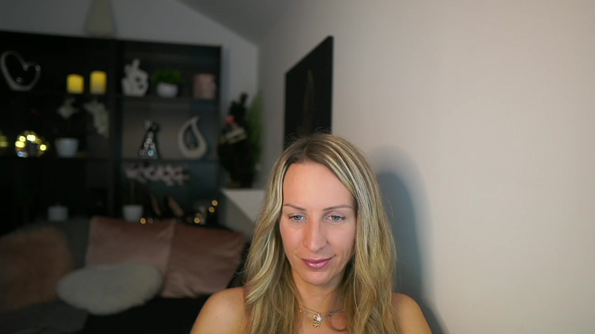 Gallery image thumbnail from Nikki__Sexx__'s myfreecams stream on, 12/12/2023, 19:34 image 13 of 20