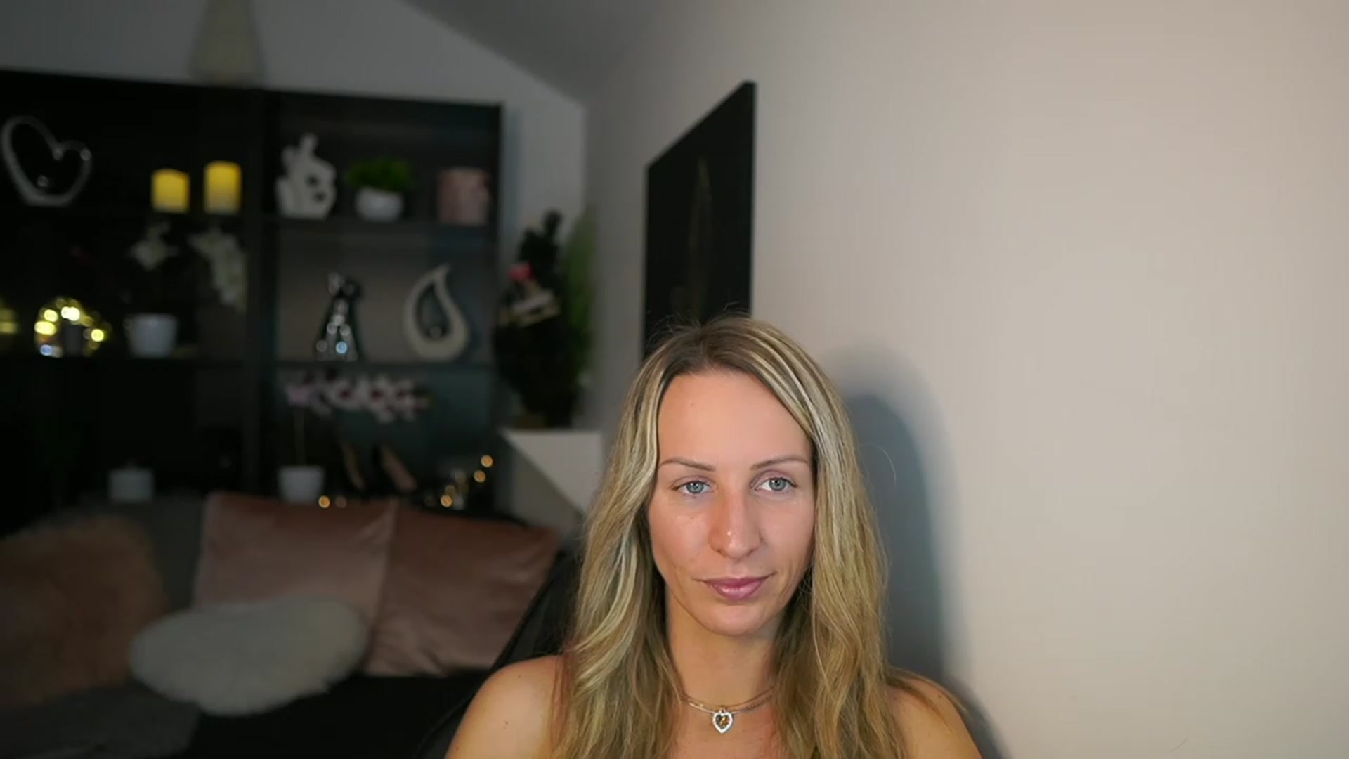 Gallery image thumbnail from Nikki__Sexx__'s myfreecams stream on, 12/12/2023, 19:34 image 8 of 20