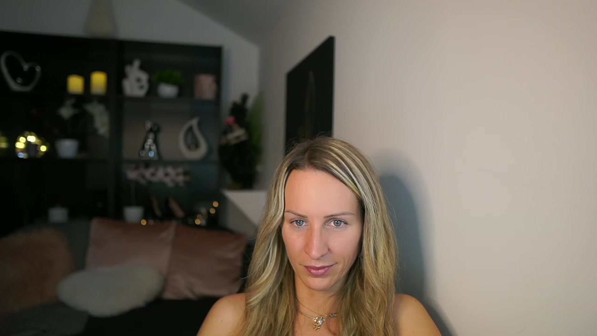 Gallery image thumbnail from Nikki__Sexx__'s myfreecams stream on, 12/12/2023, 19:34 image 15 of 20