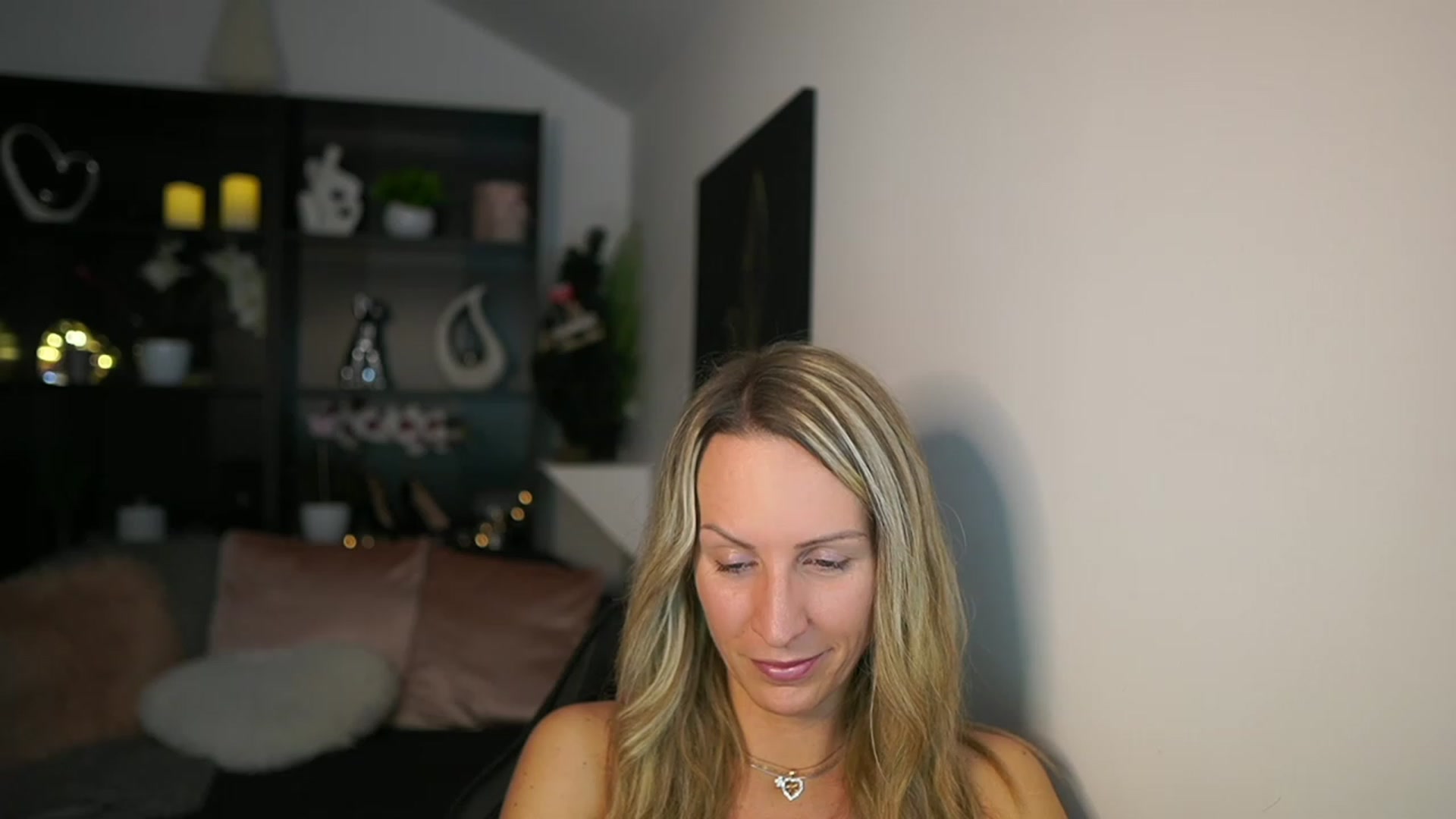Gallery image thumbnail from Nikki__Sexx__'s myfreecams stream on, 12/12/2023, 19:34 image 6 of 20