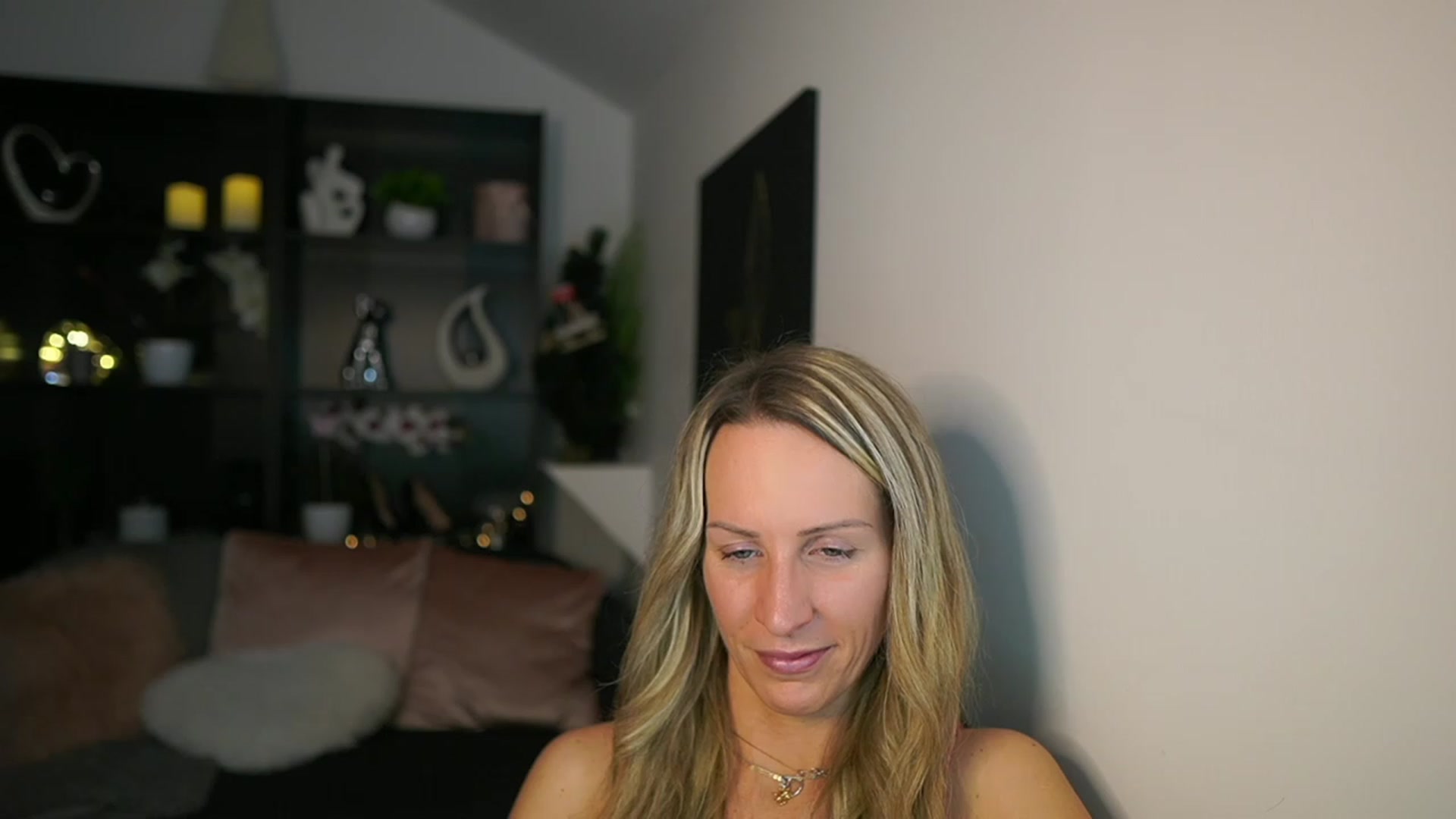 Gallery image thumbnail from Nikki__Sexx__'s myfreecams stream on, 12/12/2023, 19:34 image 17 of 20