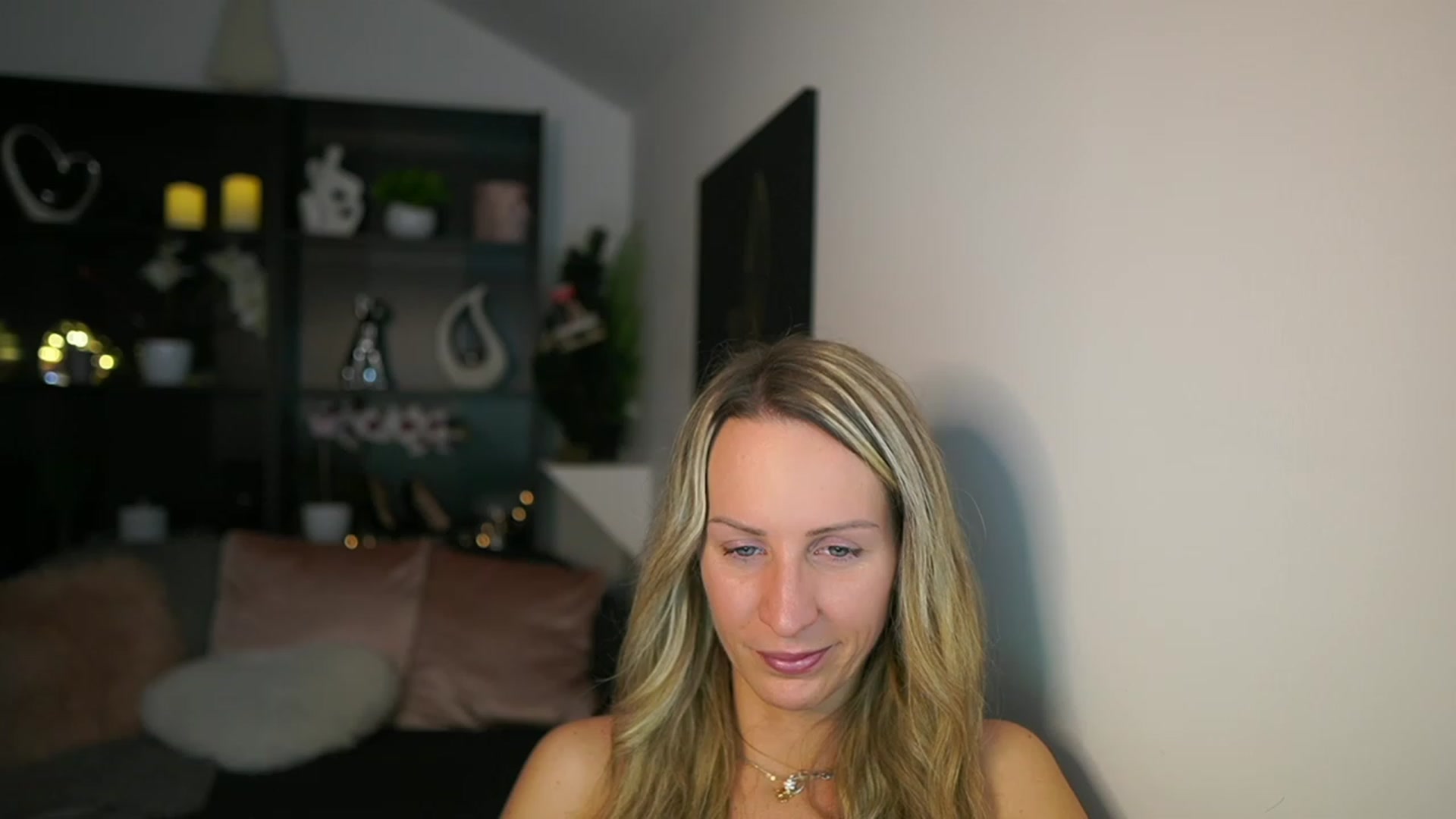 Gallery image thumbnail from Nikki__Sexx__'s myfreecams stream on, 12/12/2023, 19:34 image 16 of 20